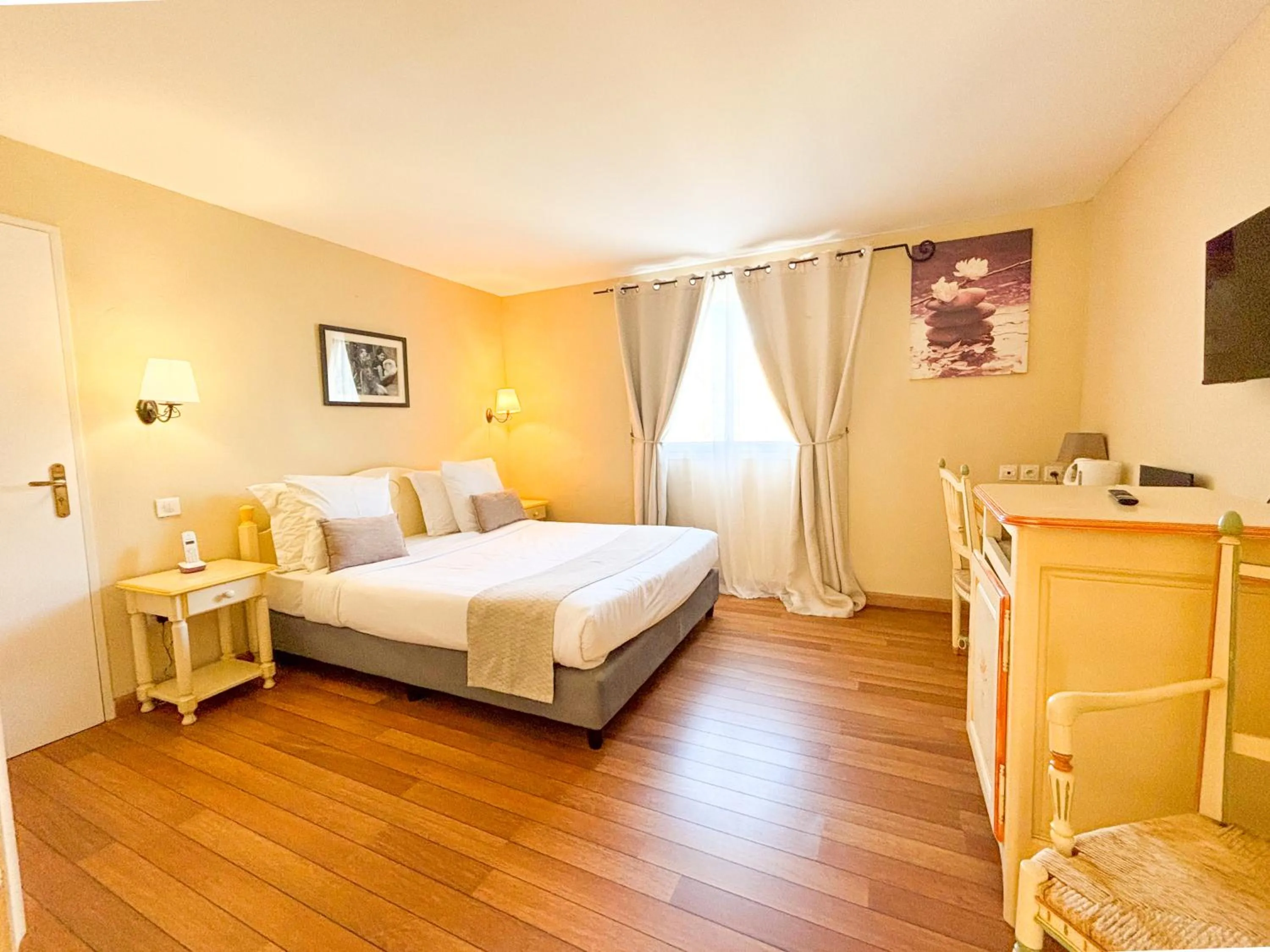 TV and multimedia, Bed in Hotel Le Cilaos