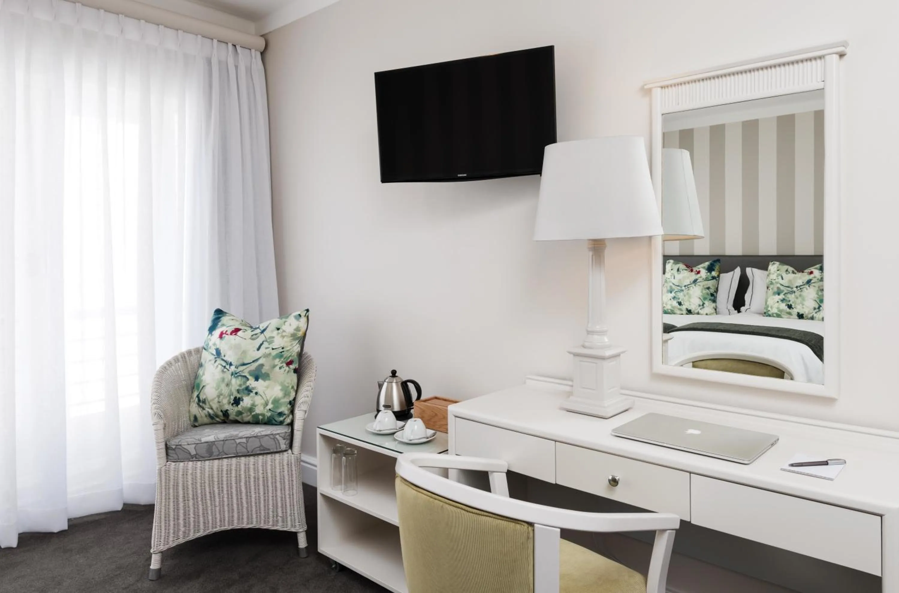 TV and multimedia, Bed in Cape Town Hollow Boutique Hotel