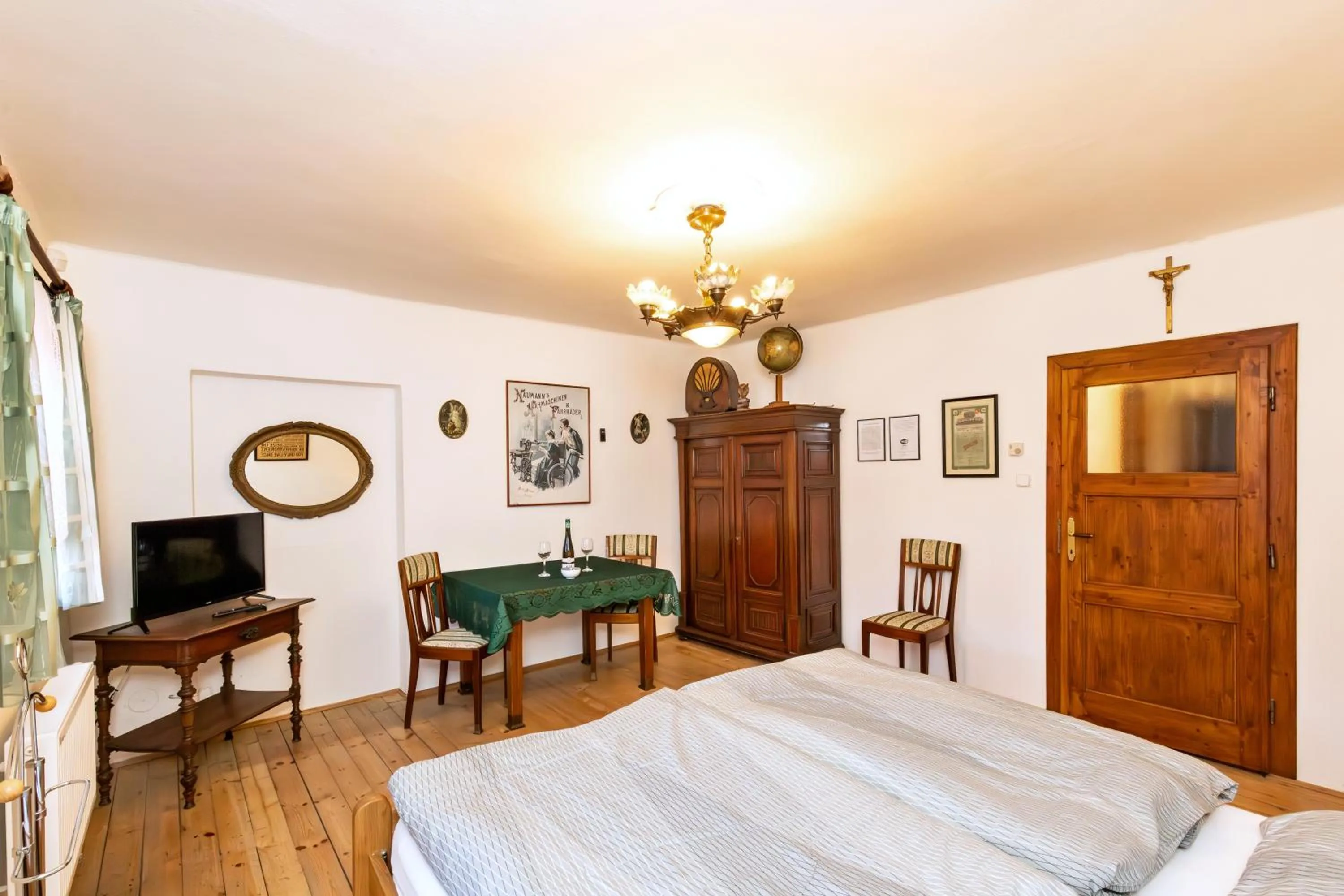 Living room, Bed in Pension Nostalgie - Minihotel