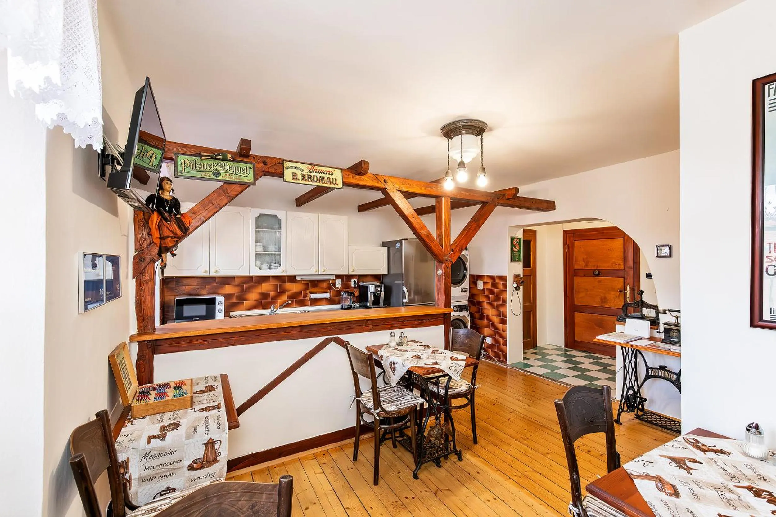 Communal kitchen, Bed in Pension Nostalgie - Minihotel