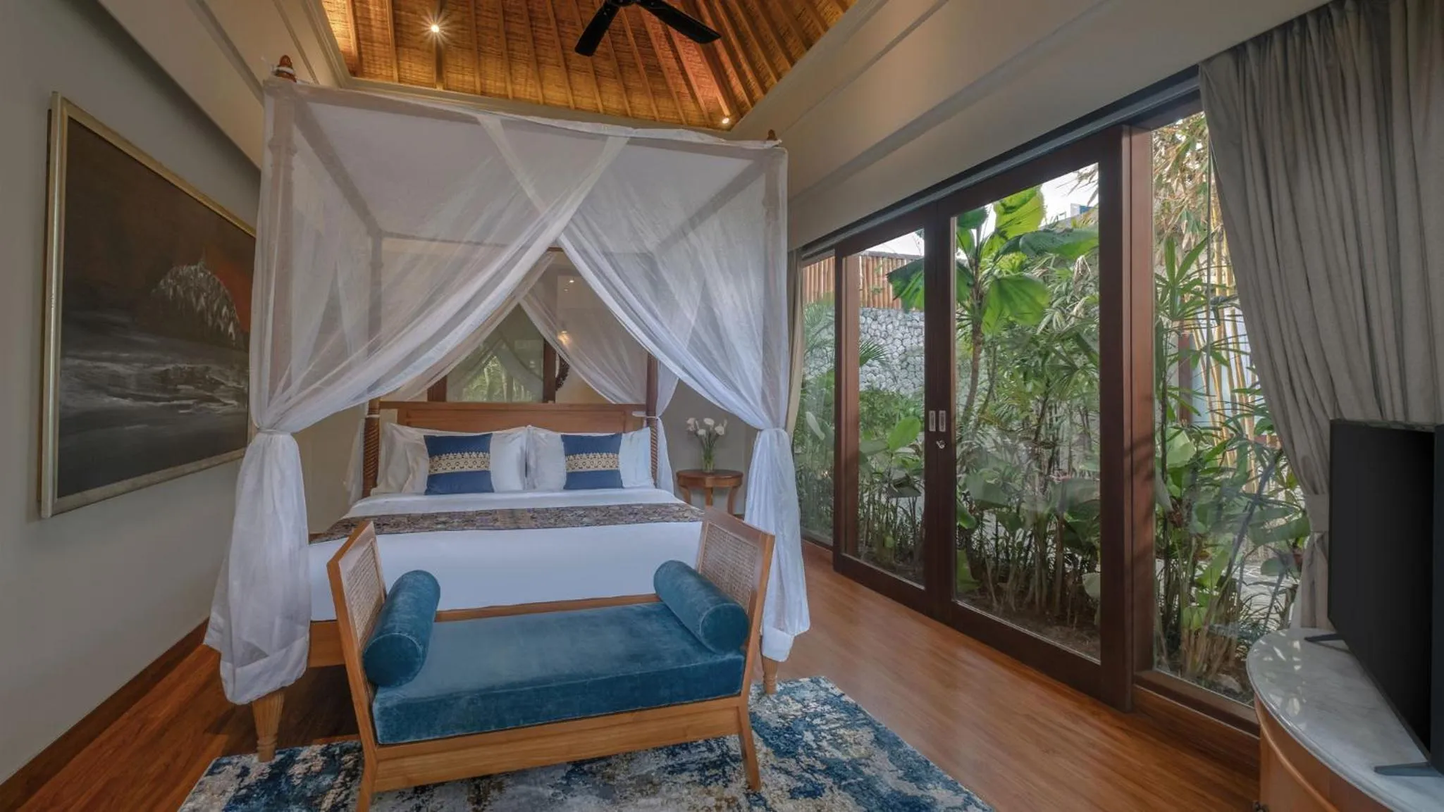 TV and multimedia in The Shanti Residence by Elite Havens