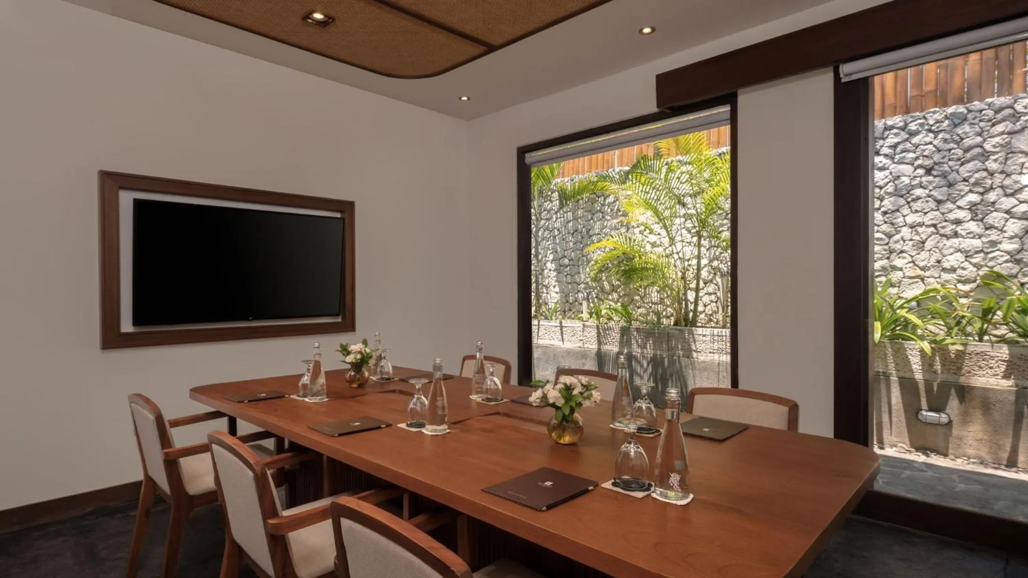 TV and multimedia in The Shanti Residence by Elite Havens