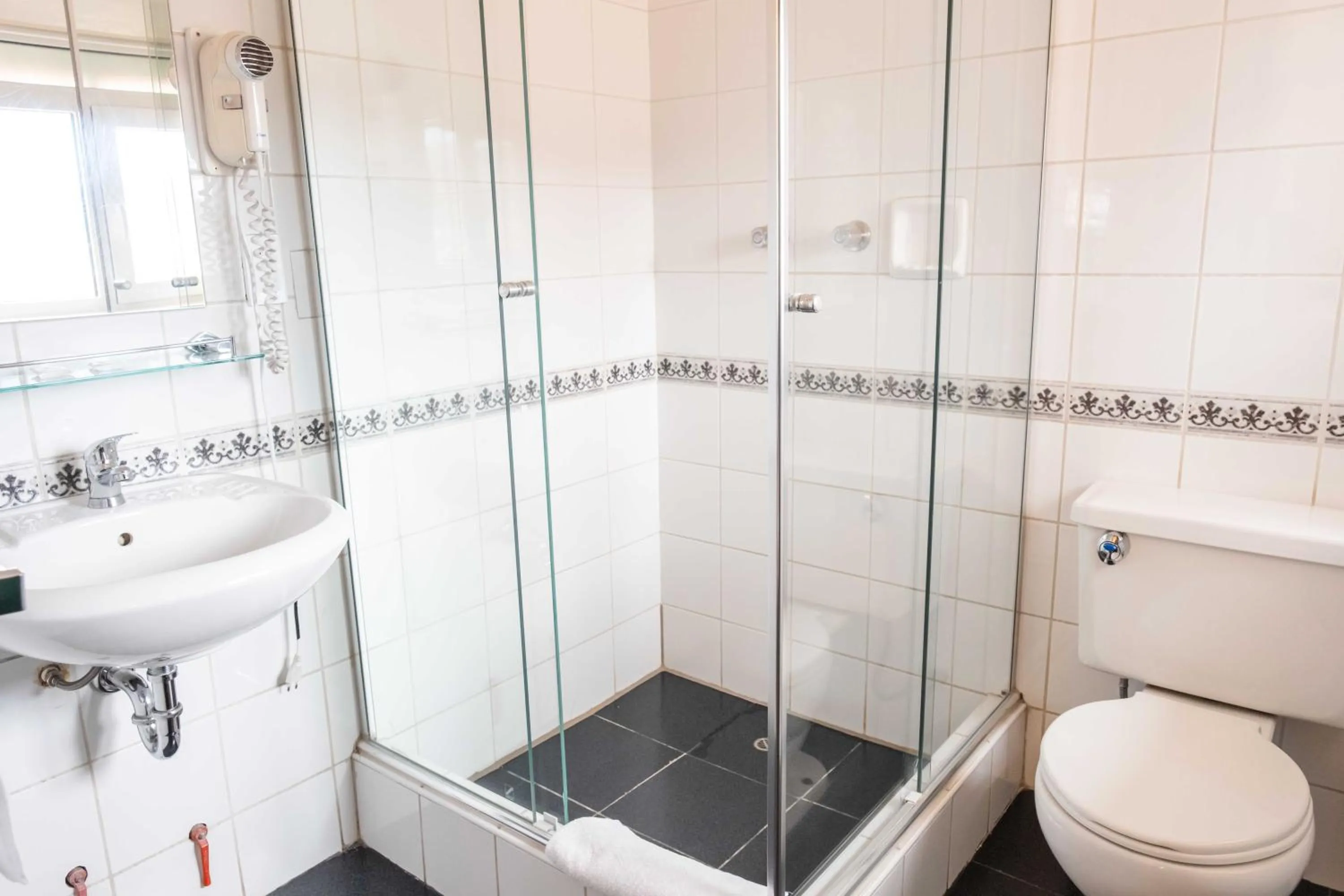 Shower in Hostal Corihuasi