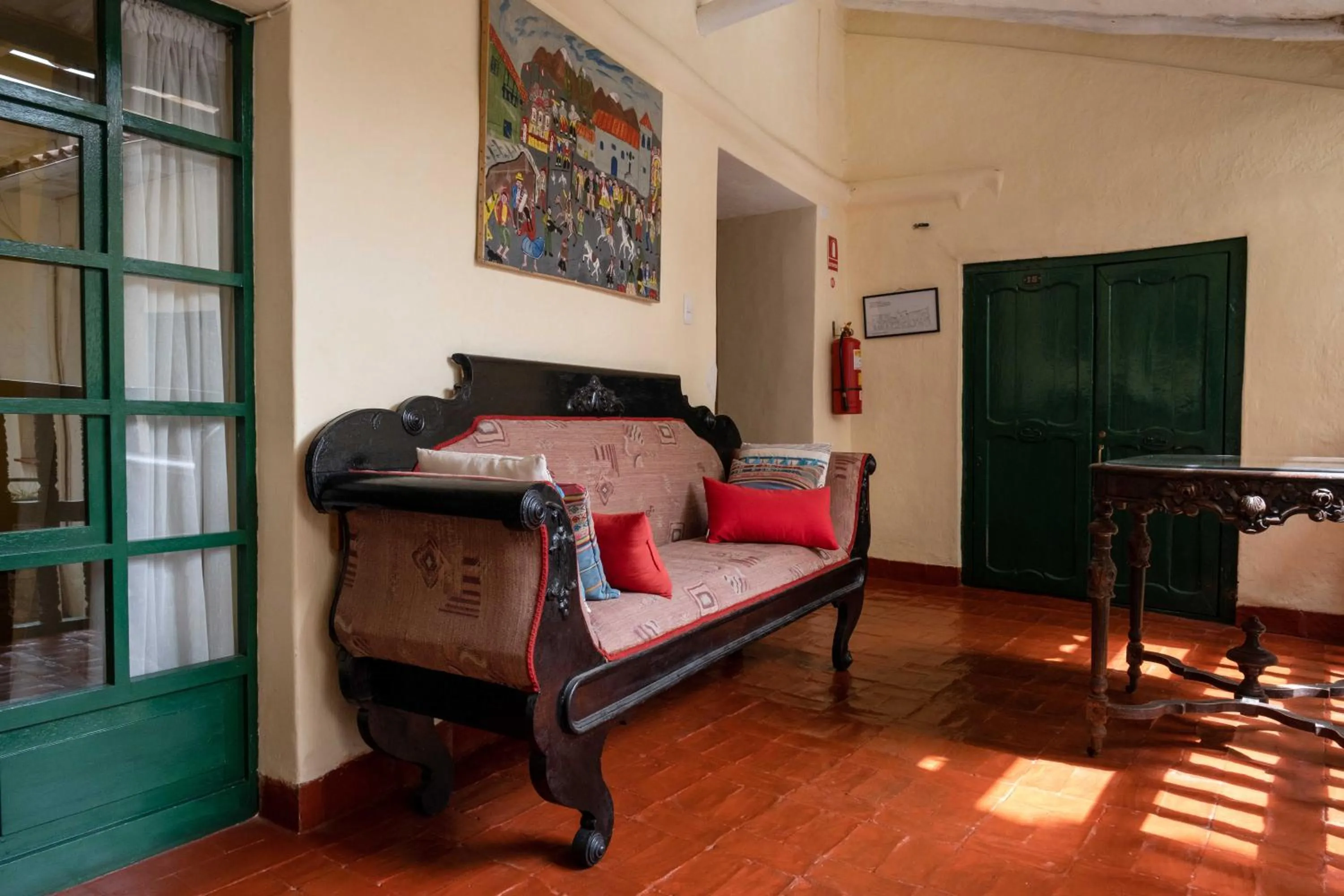 Seating area in Hostal Corihuasi