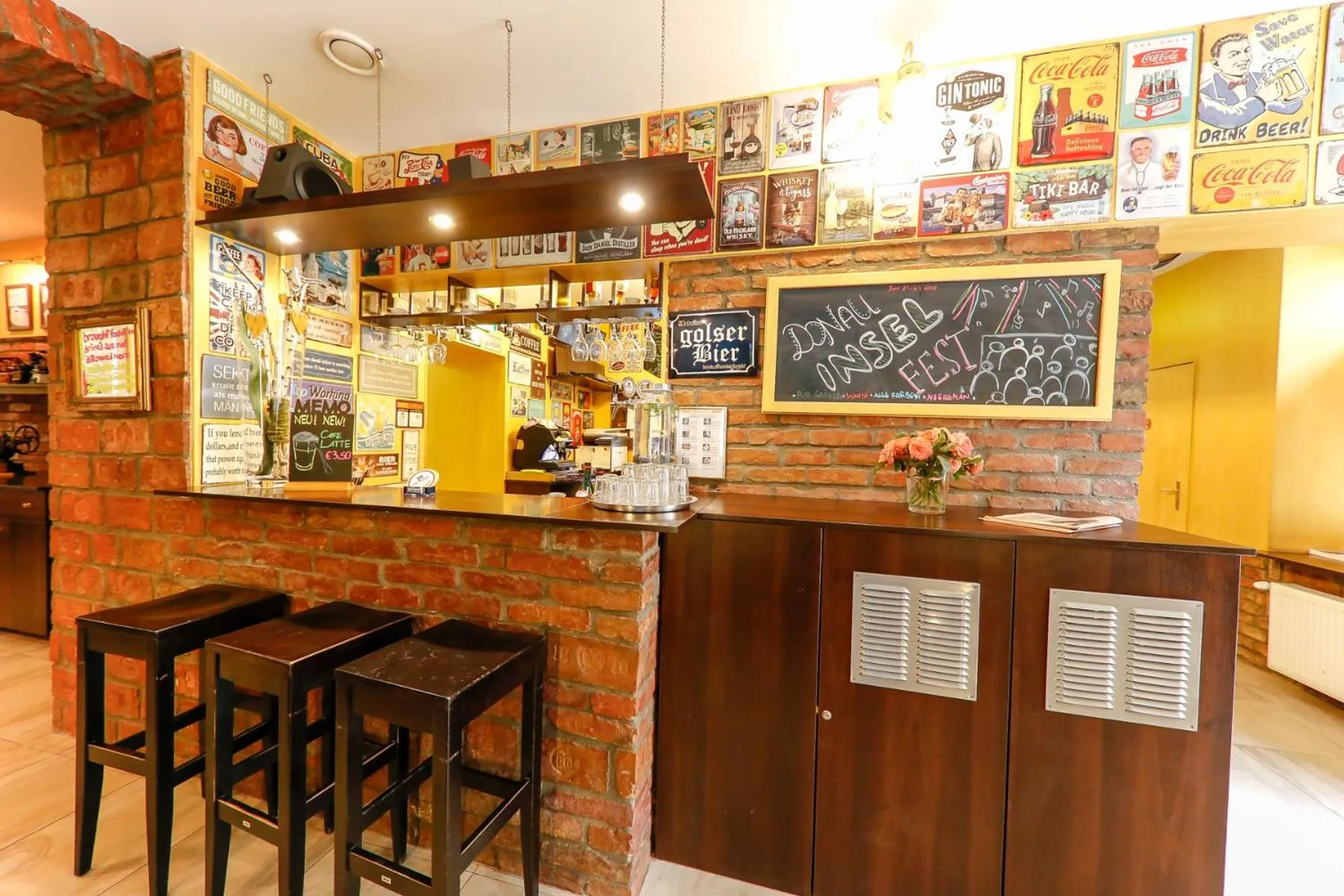 Lounge or bar in Do Step Inn Home - Hotel & Hostel