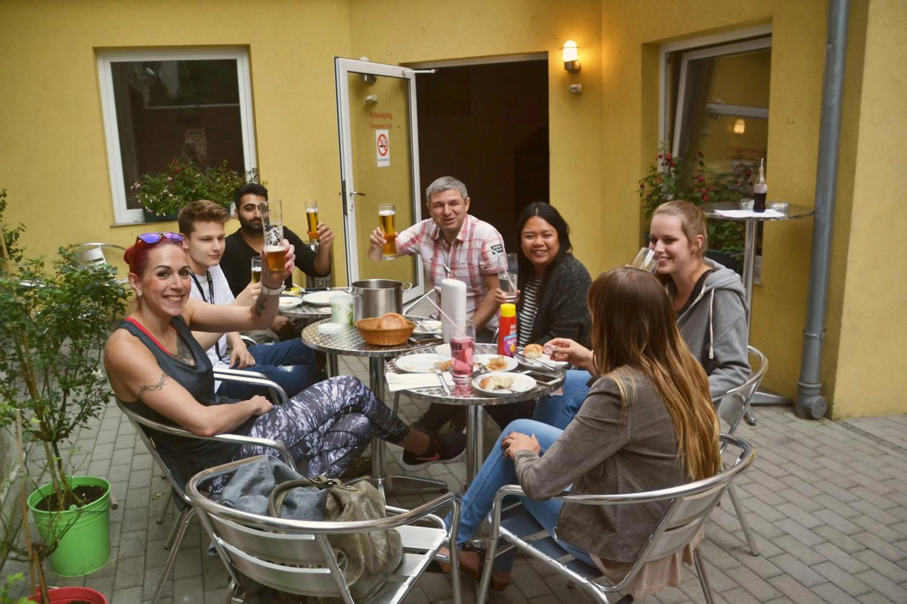 Patio in Do Step Inn Home - Hotel & Hostel