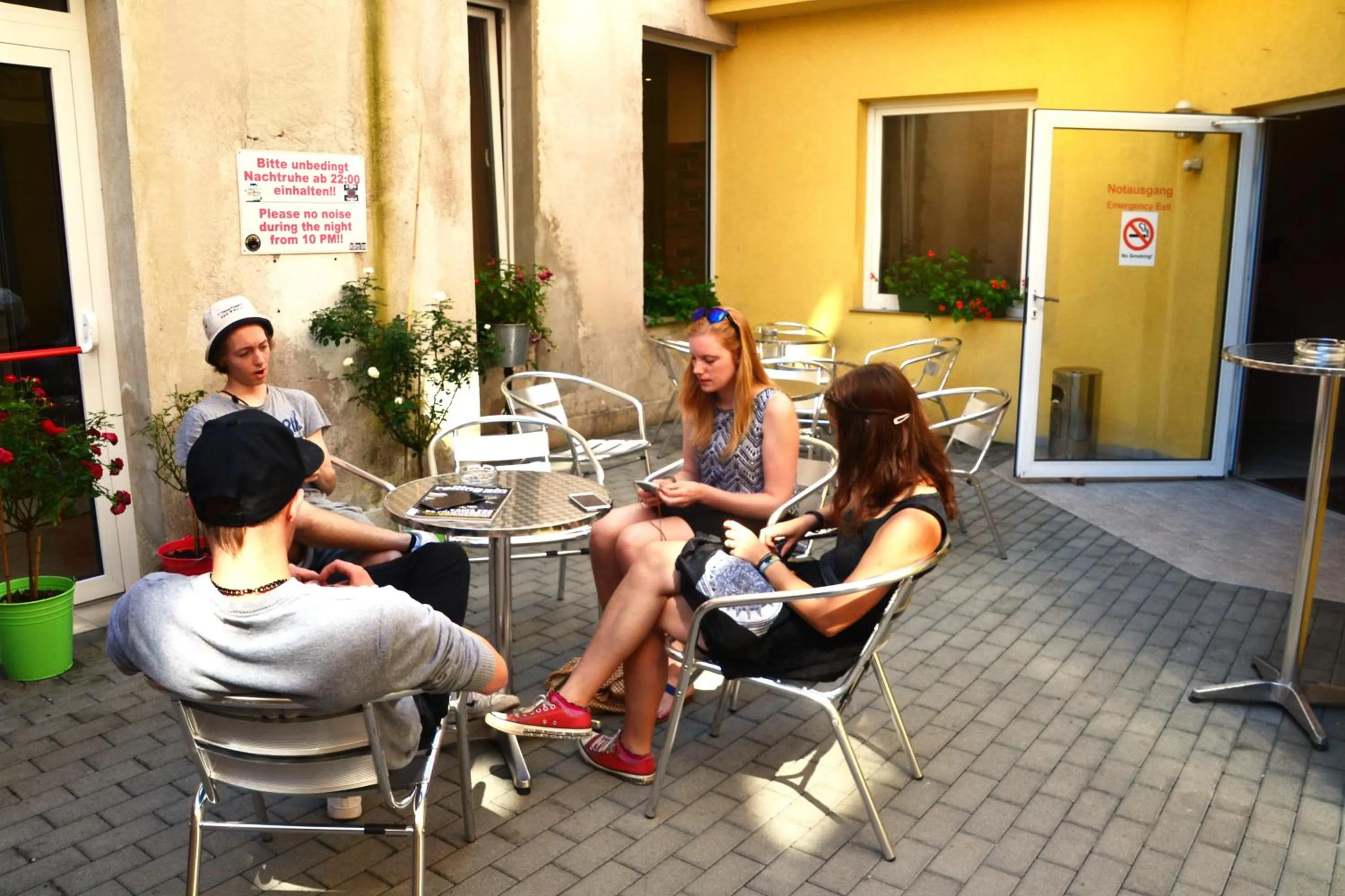 Patio in Do Step Inn Home - Hotel & Hostel