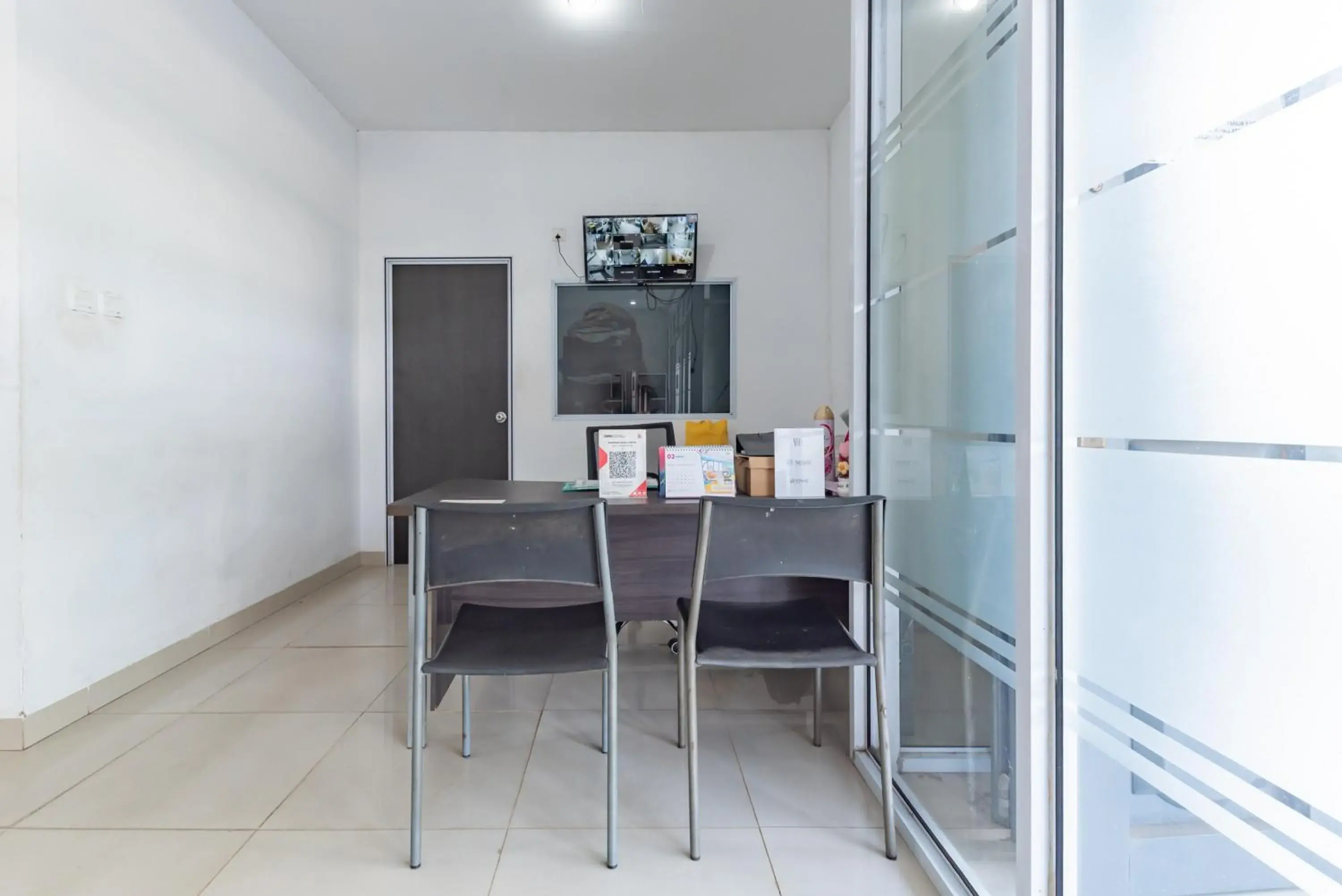 Lobby or reception in RedDoorz Plus near Kepri Mall Lobby or reception in RedDoorz Plus near Kepri Mall