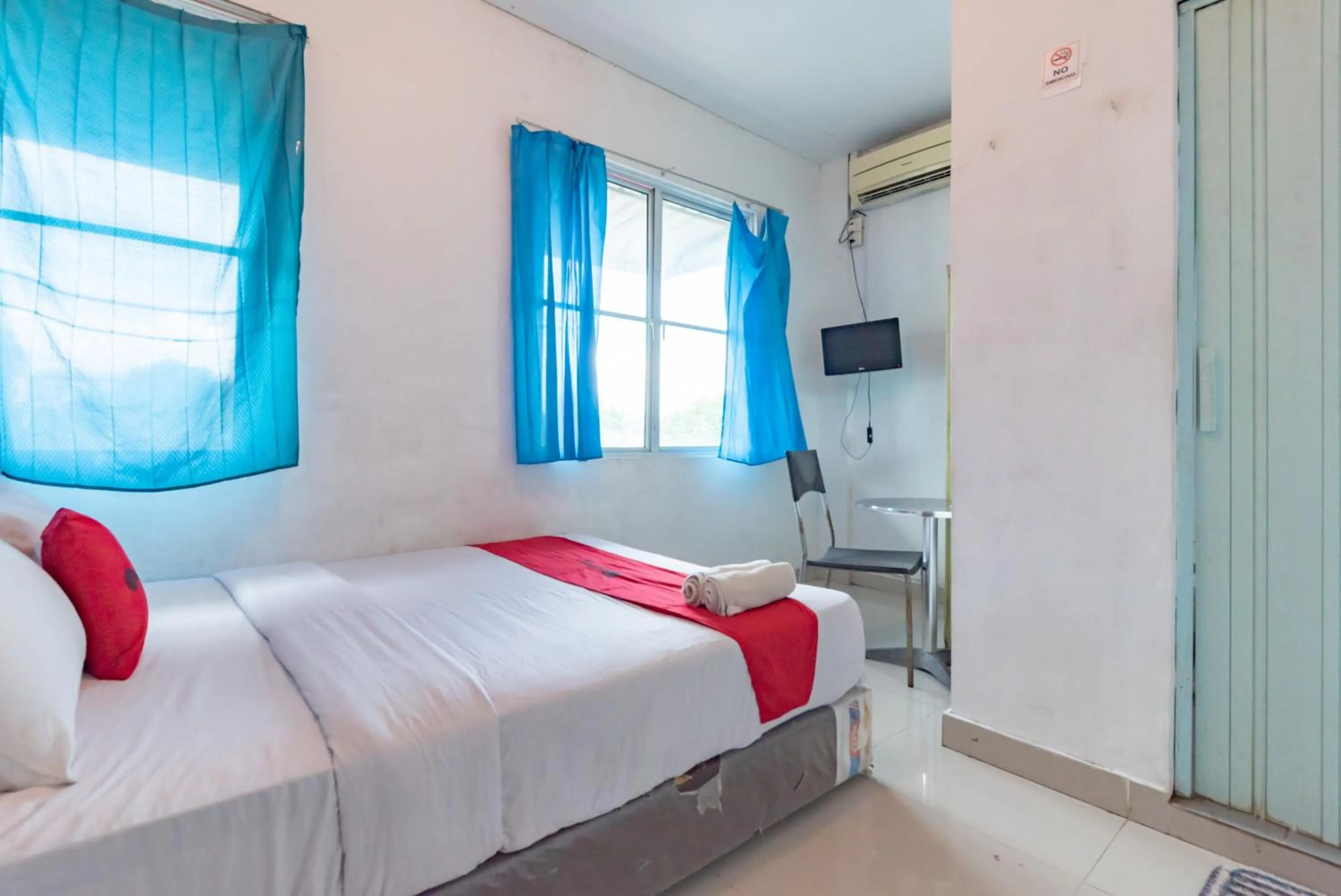 Bedroom, Bed in RedDoorz Plus near Kepri Mall