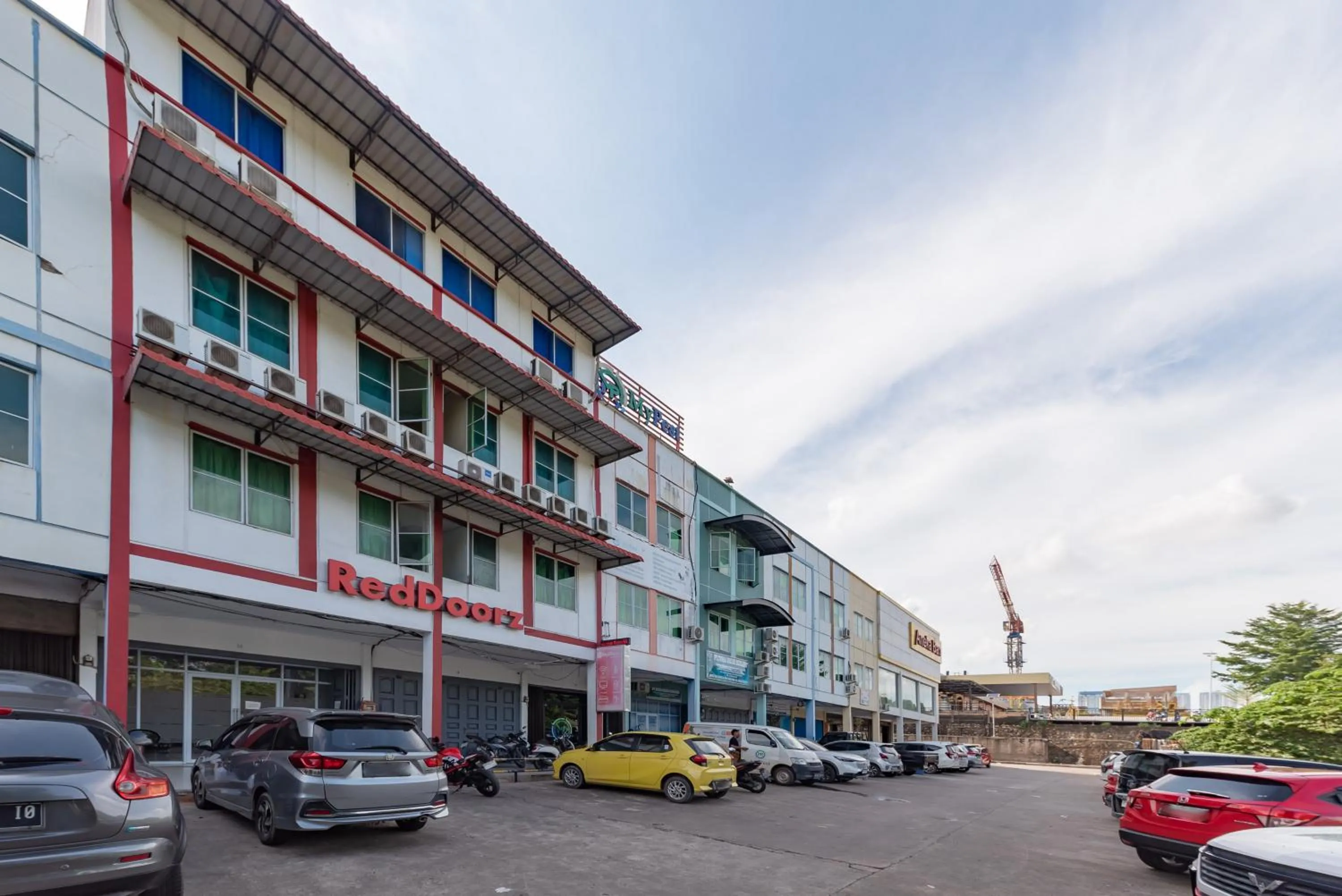 Facade/entrance in RedDoorz Plus near Kepri Mall