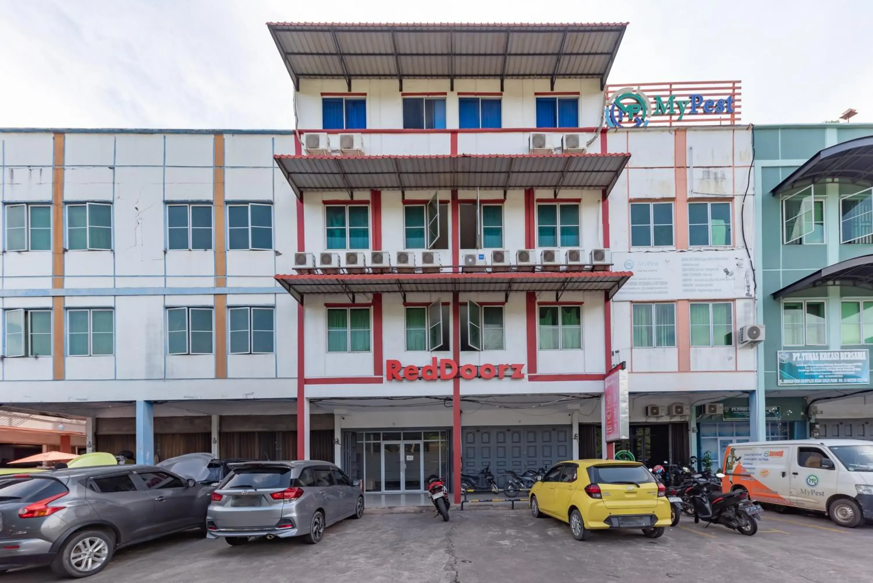 Facade/entrance in RedDoorz Plus near Kepri Mall Facade/entrance in RedDoorz Plus near Kepri Mall