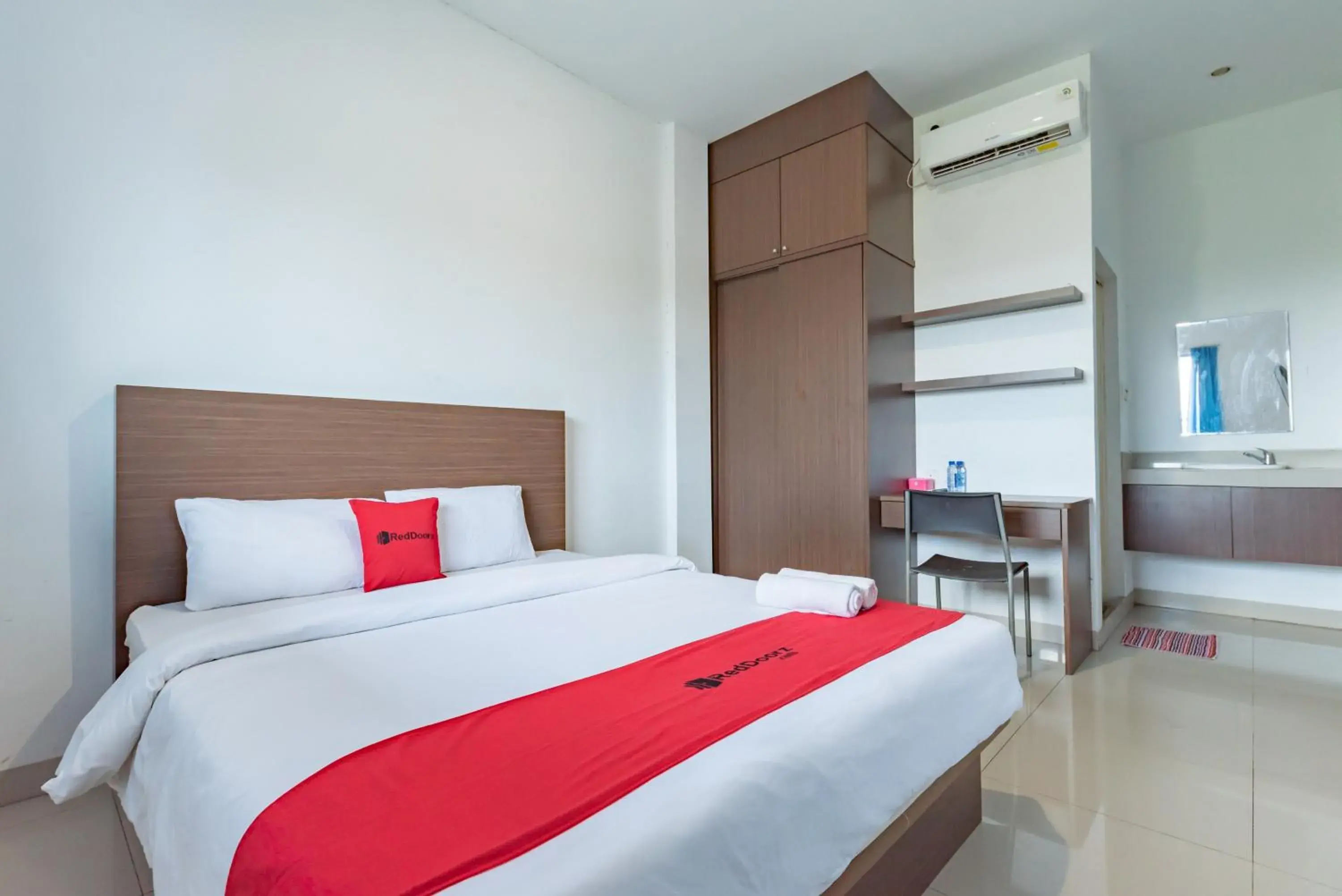 Bedroom, Bed in RedDoorz Plus near Kepri Mall Bedroom, Bed in RedDoorz Plus near Kepri Mall