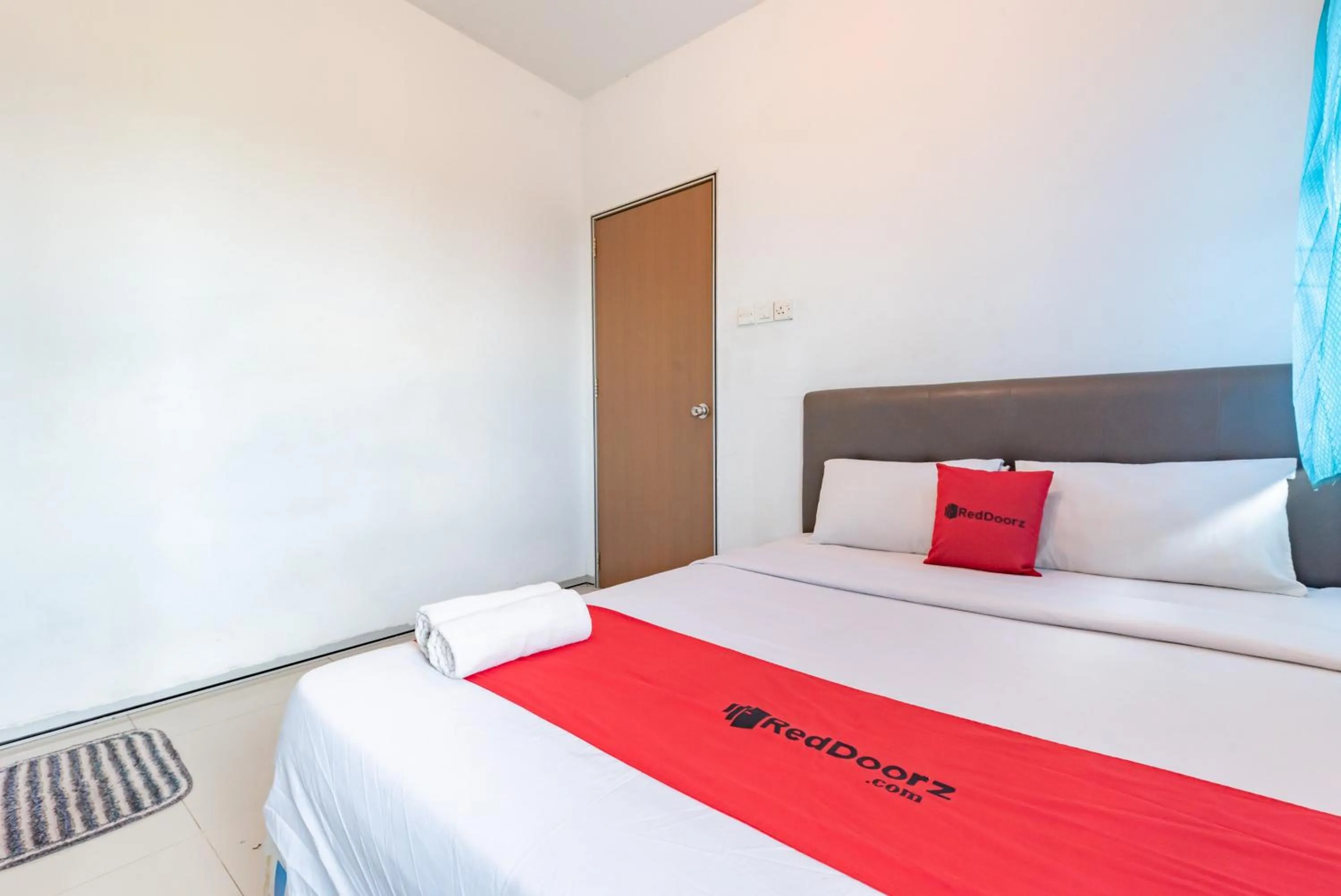 Bedroom, Bed in RedDoorz Plus near Kepri Mall