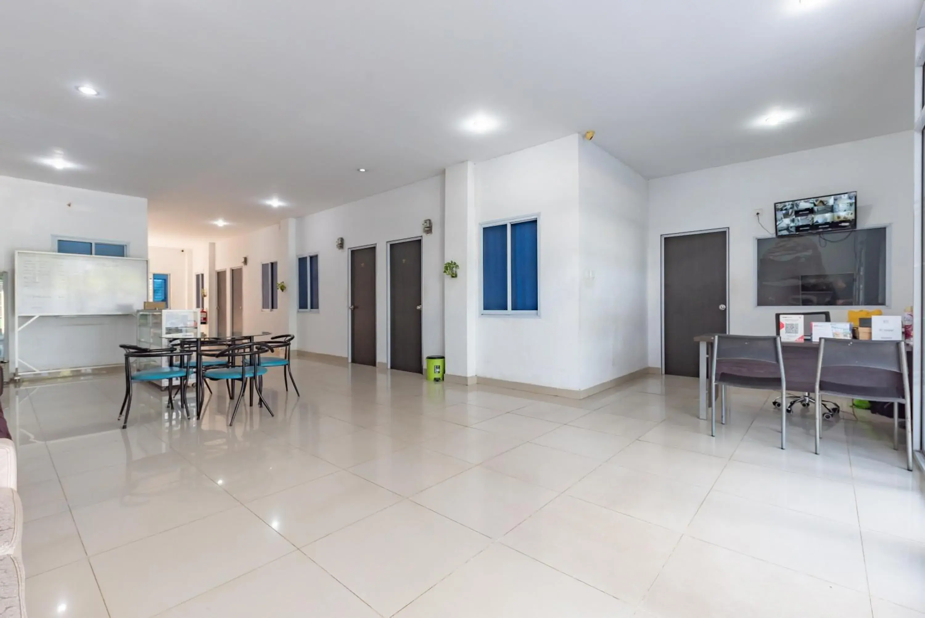 Lobby or reception in RedDoorz Plus near Kepri Mall Lobby or reception in RedDoorz Plus near Kepri Mall