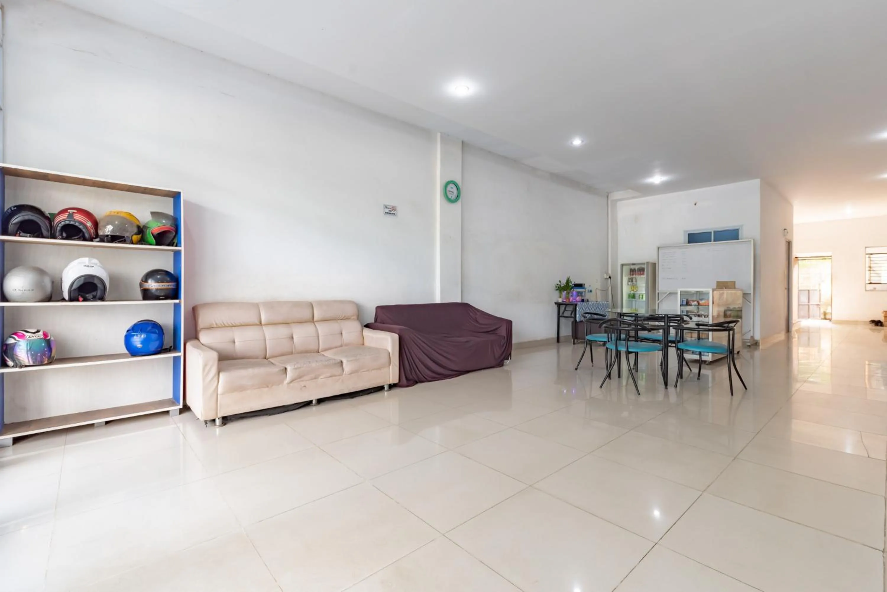 Seating area in RedDoorz Plus near Kepri Mall