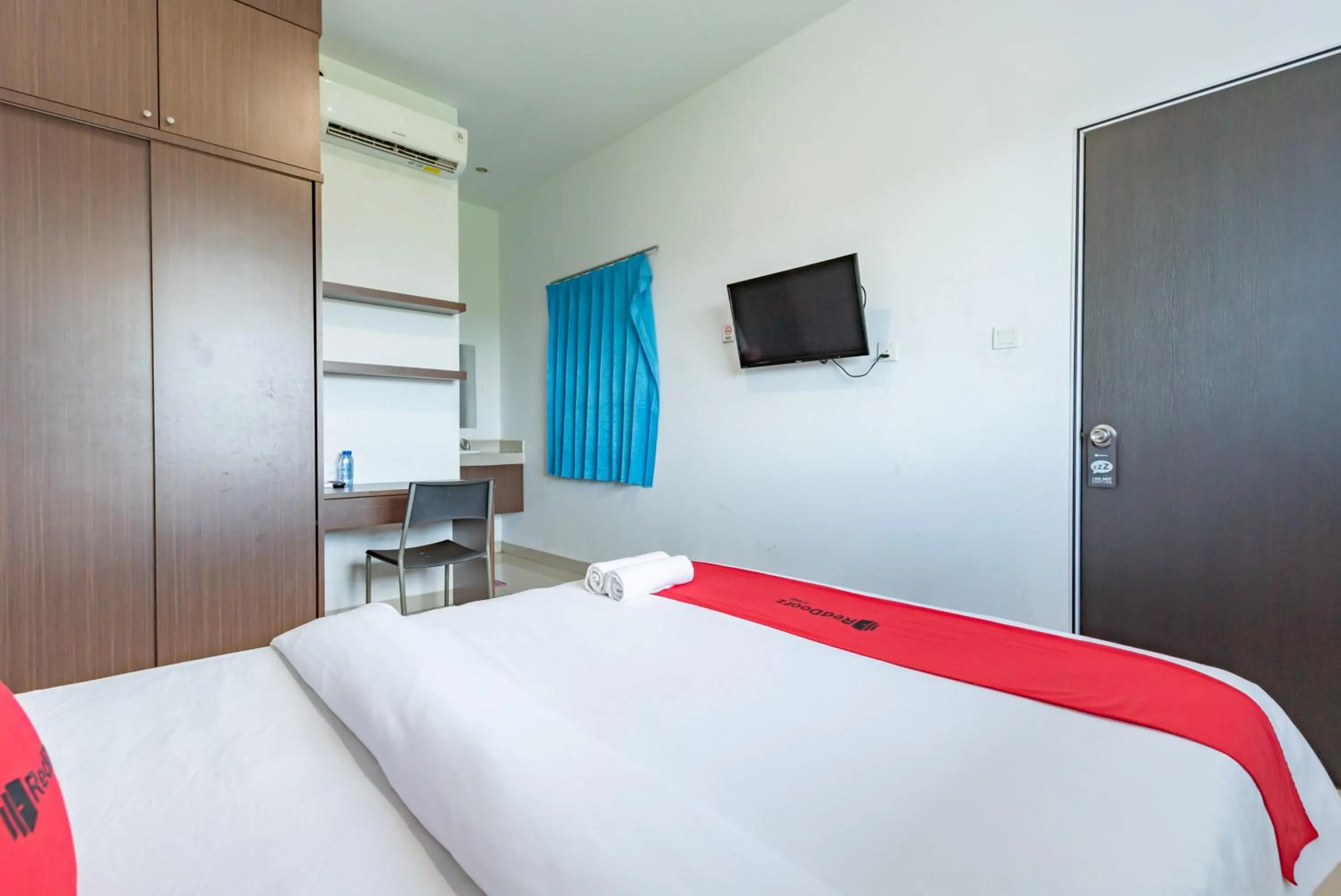 Bedroom, Bed in RedDoorz Plus near Kepri Mall