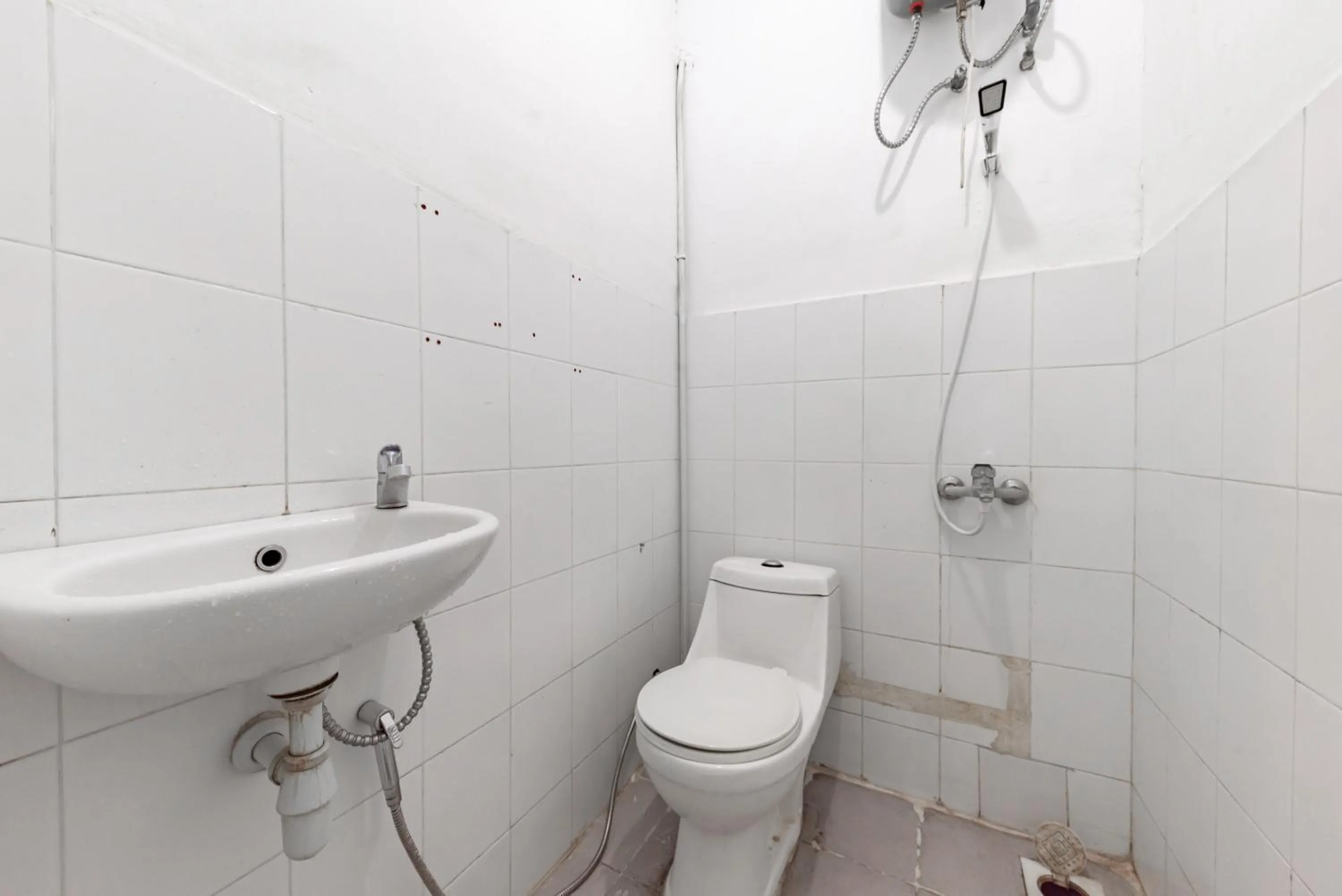Bathroom in RedDoorz Plus near Kepri Mall