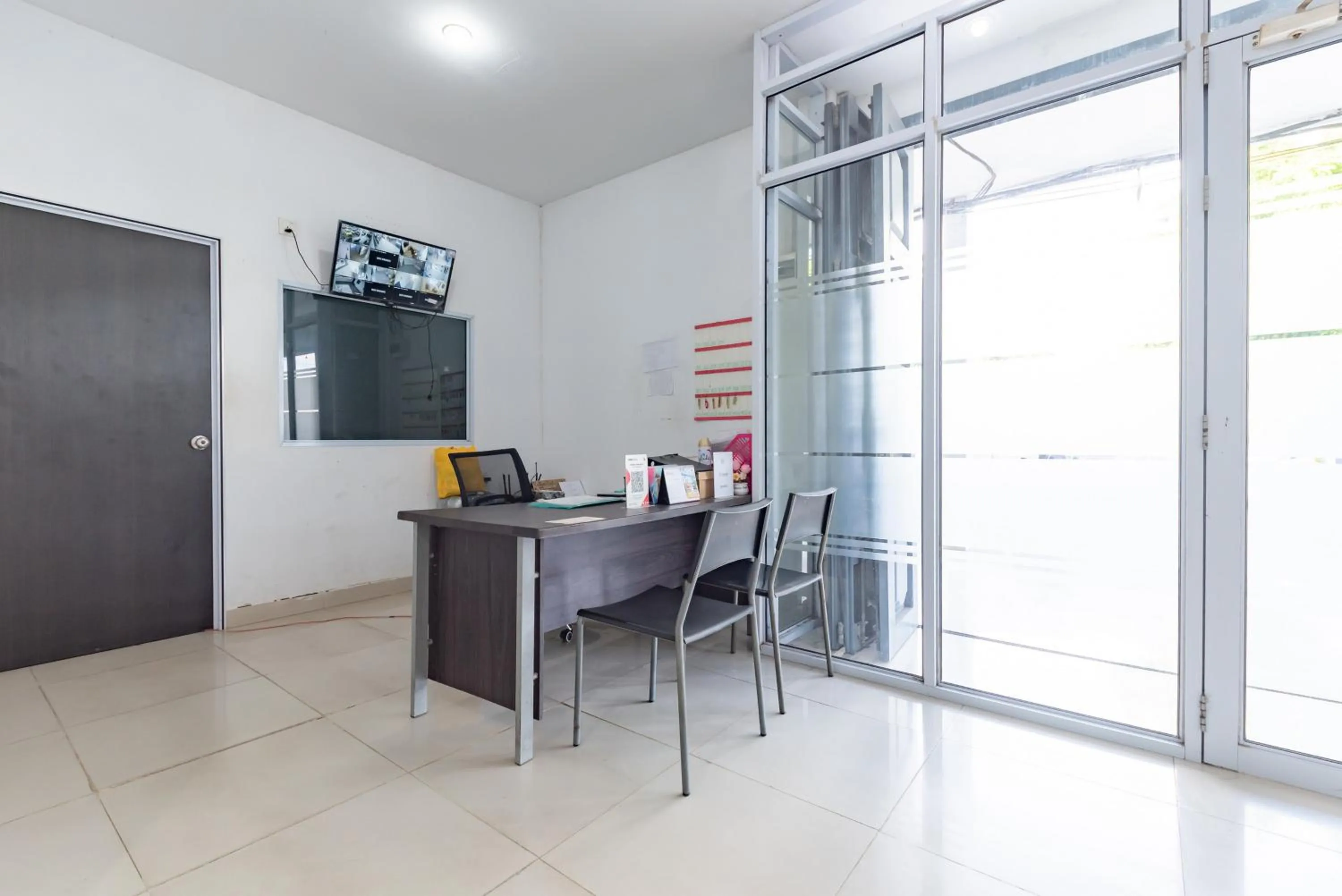 Lobby or reception in RedDoorz Plus near Kepri Mall