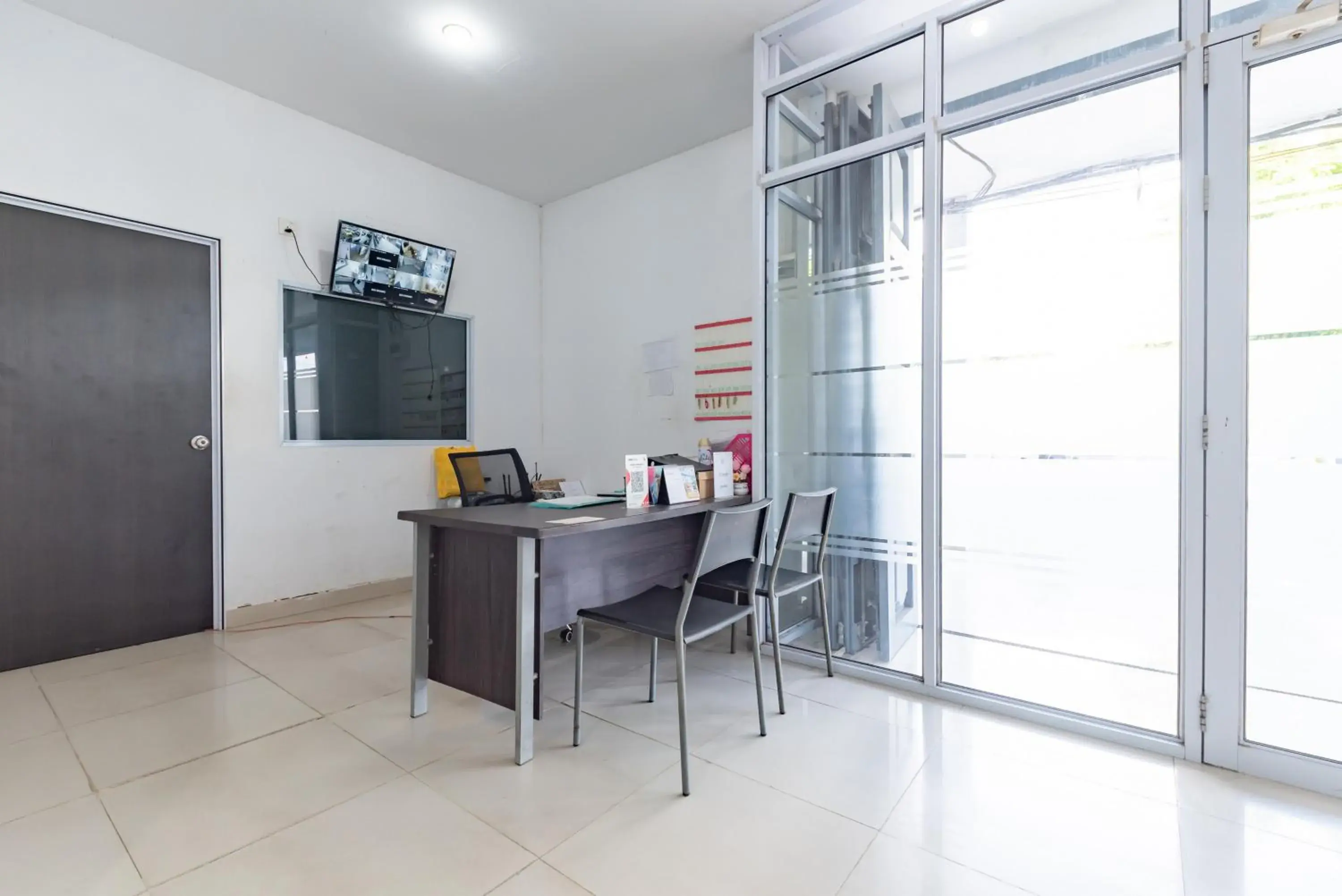 Lobby or reception in RedDoorz Plus near Kepri Mall Lobby or reception in RedDoorz Plus near Kepri Mall