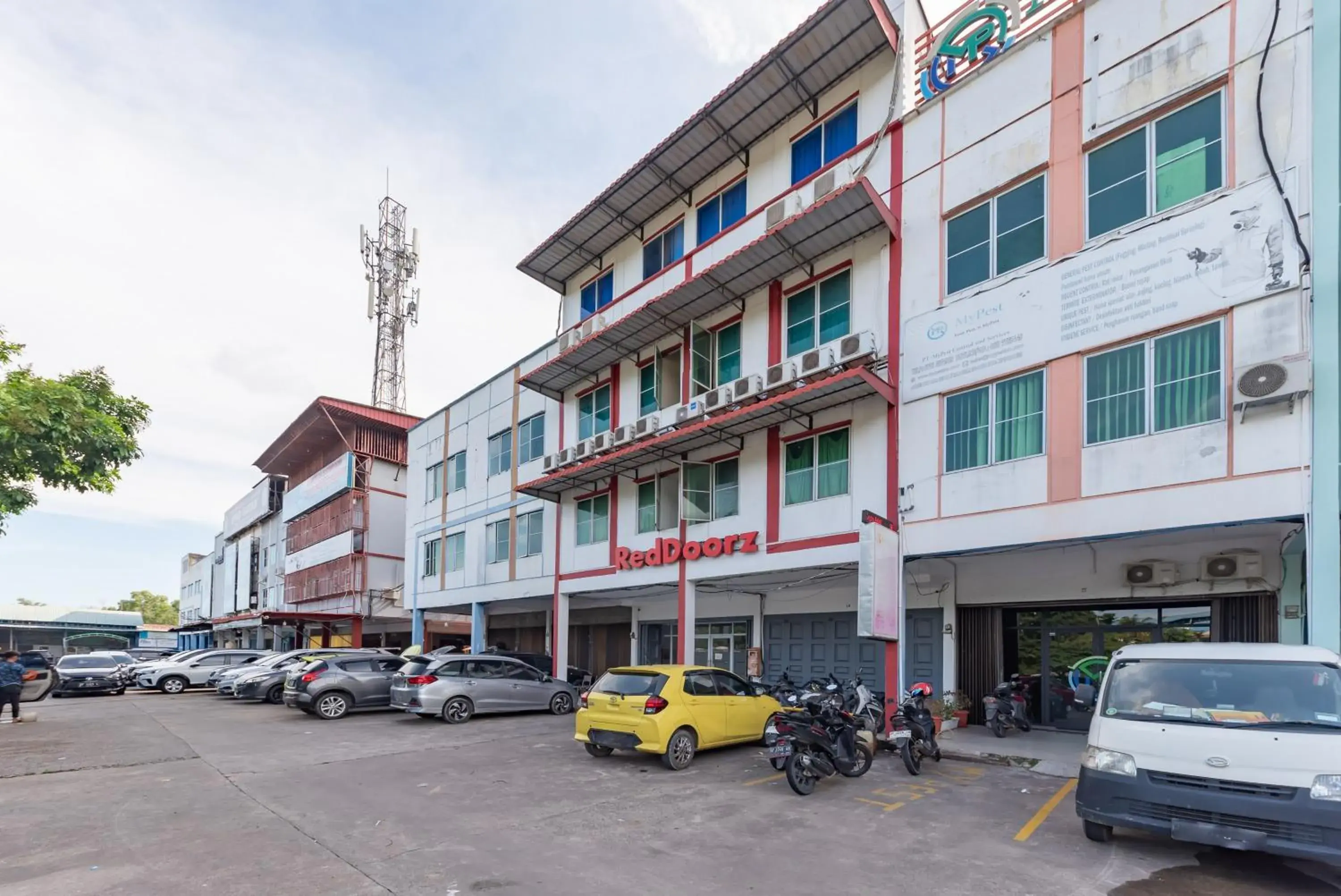 Facade/entrance in RedDoorz Plus near Kepri Mall Facade/entrance in RedDoorz Plus near Kepri Mall