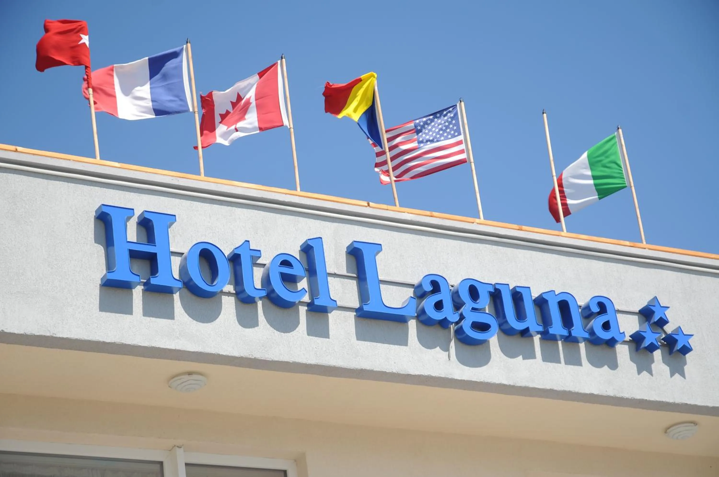 Facade/entrance in Hotel Laguna