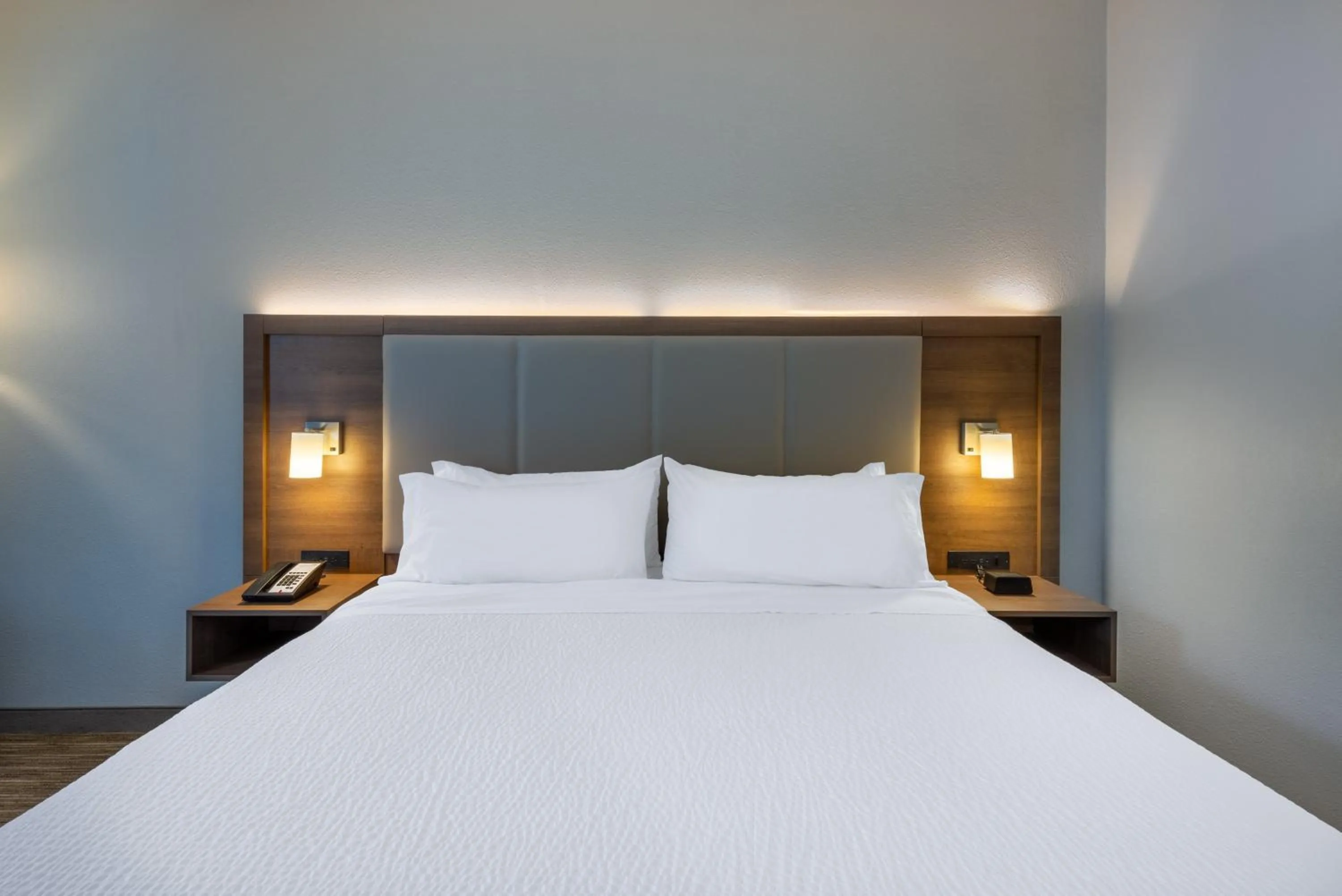 Photo of the whole room, Bed in Holiday Inn Express State College at Williamsburg Square by IHG