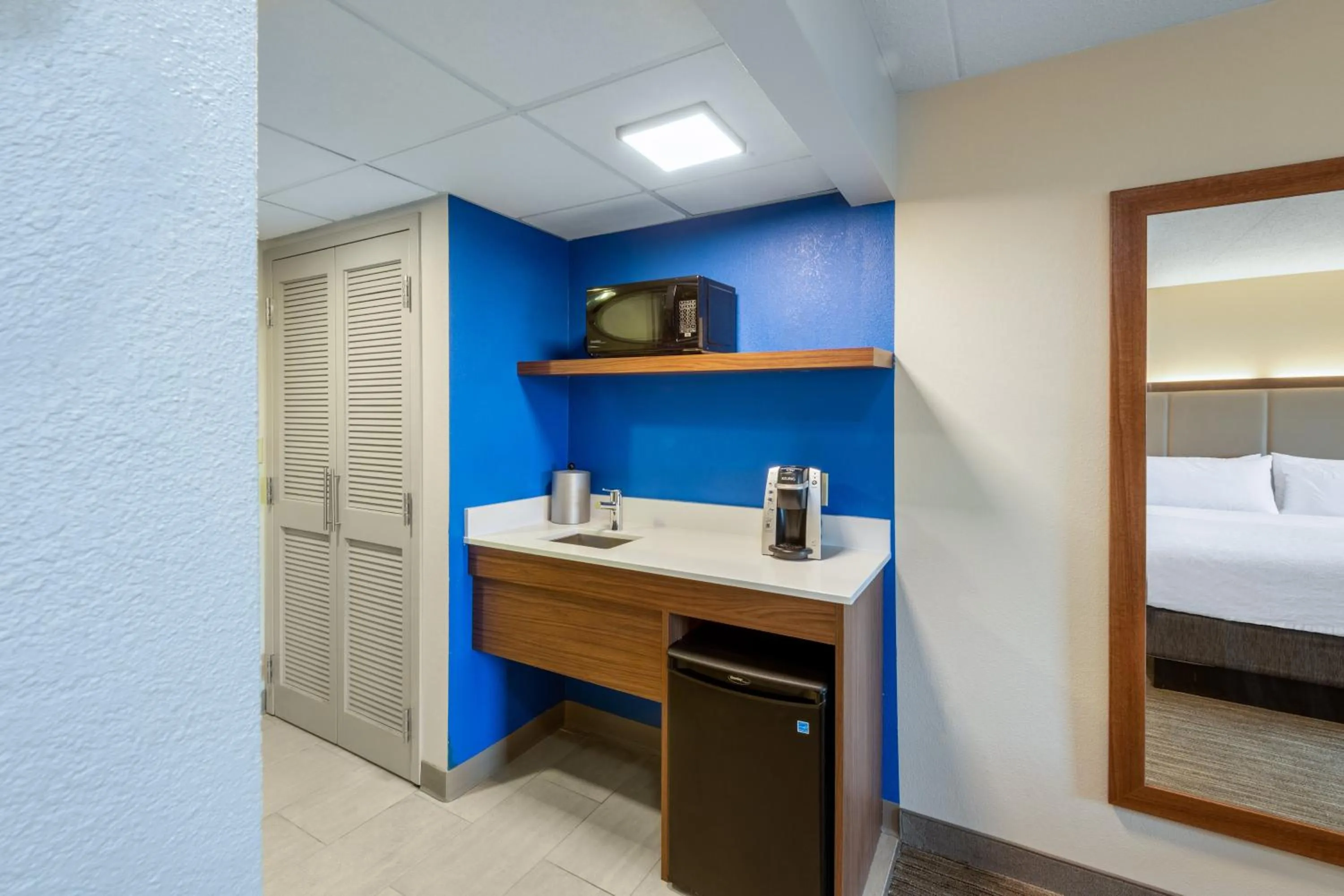 Photo of the whole room, Bed in Holiday Inn Express State College at Williamsburg Square by IHG