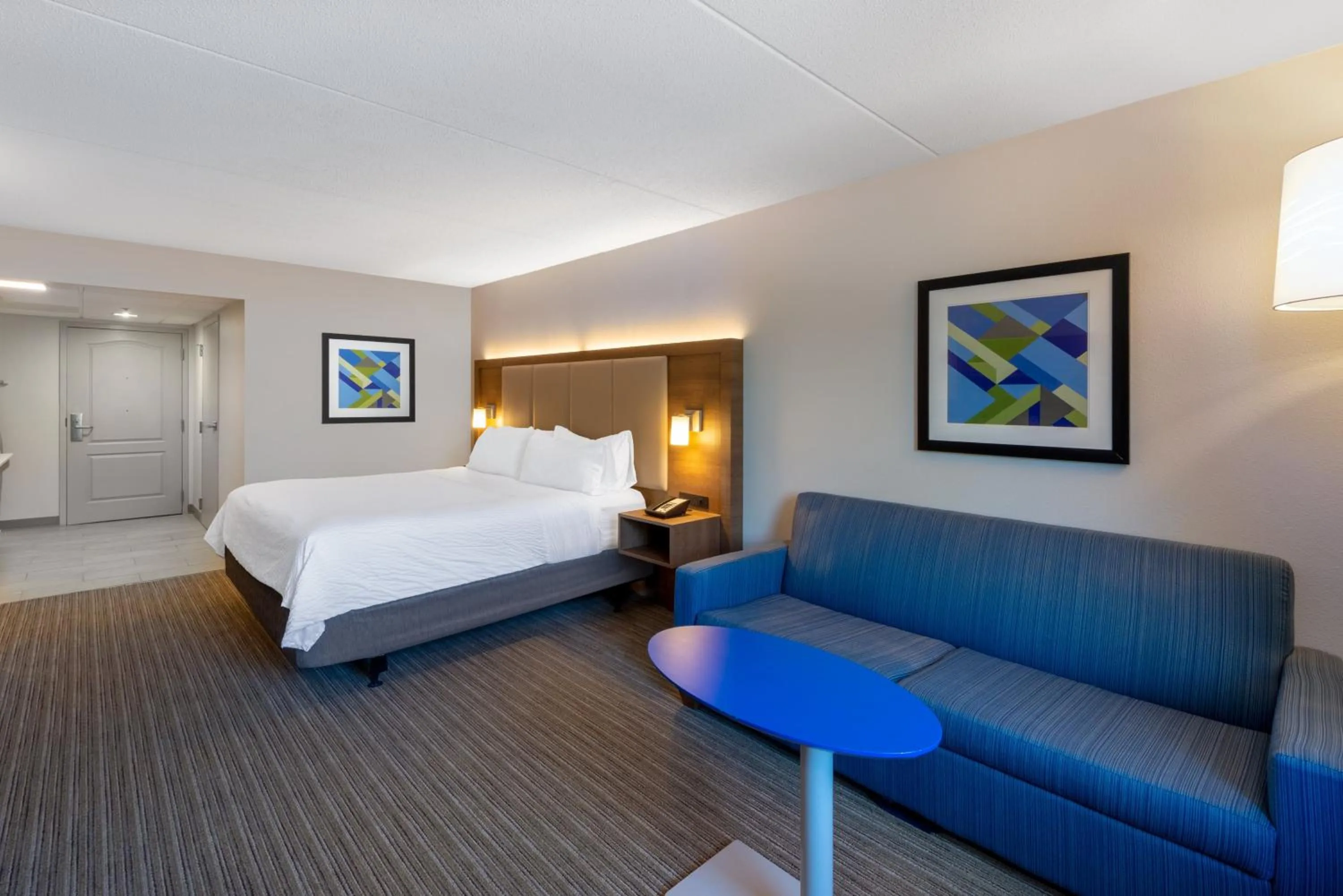 Photo of the whole room, Bed in Holiday Inn Express State College at Williamsburg Square by IHG