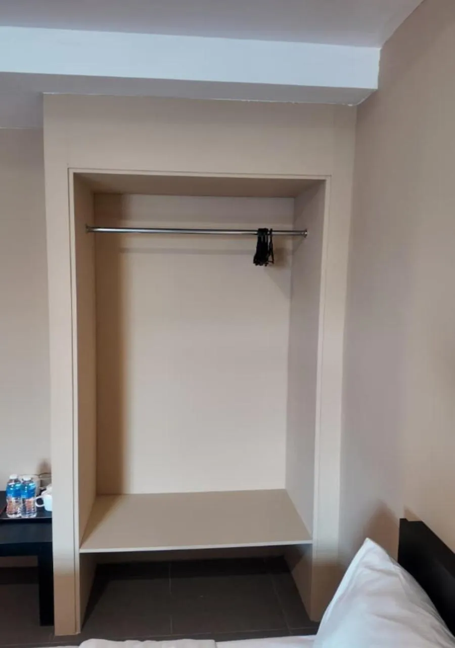 wardrobe, Bed in Metroinn Hotel