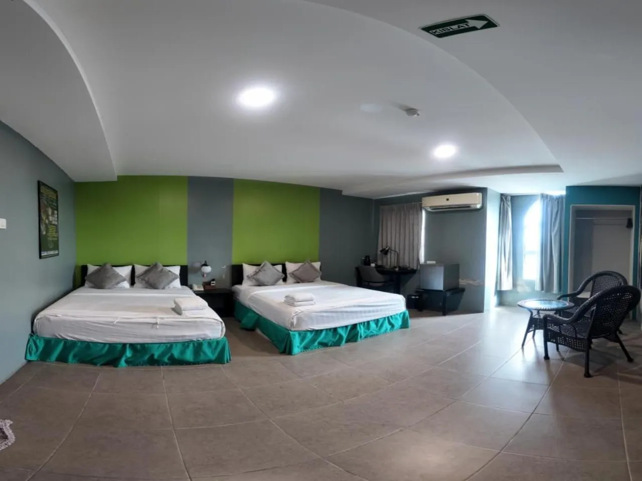 Photo of the whole room, Bed in Metroinn Hotel