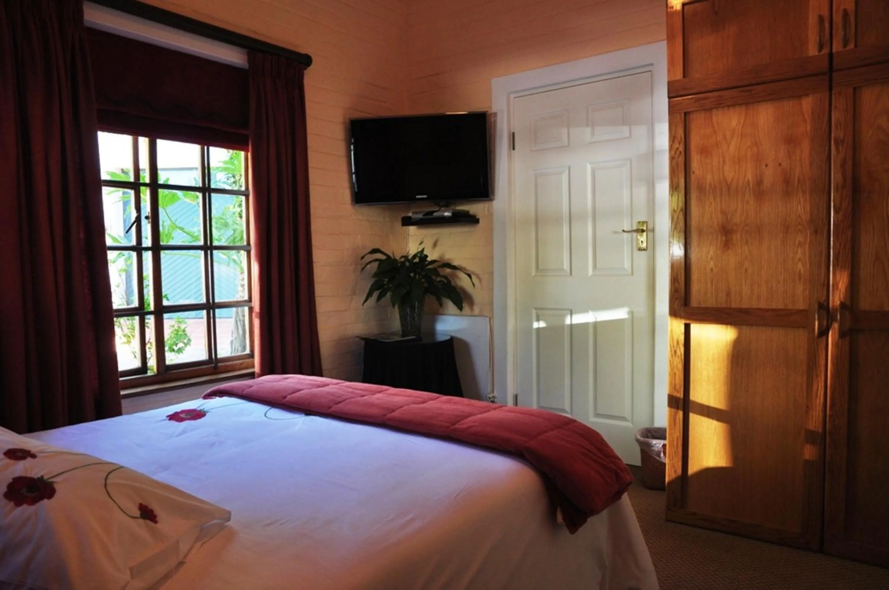 Bedroom, Bed in Edenwood House
