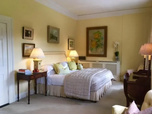 Bed in Marlfield House Hotel Relais et Chateaux