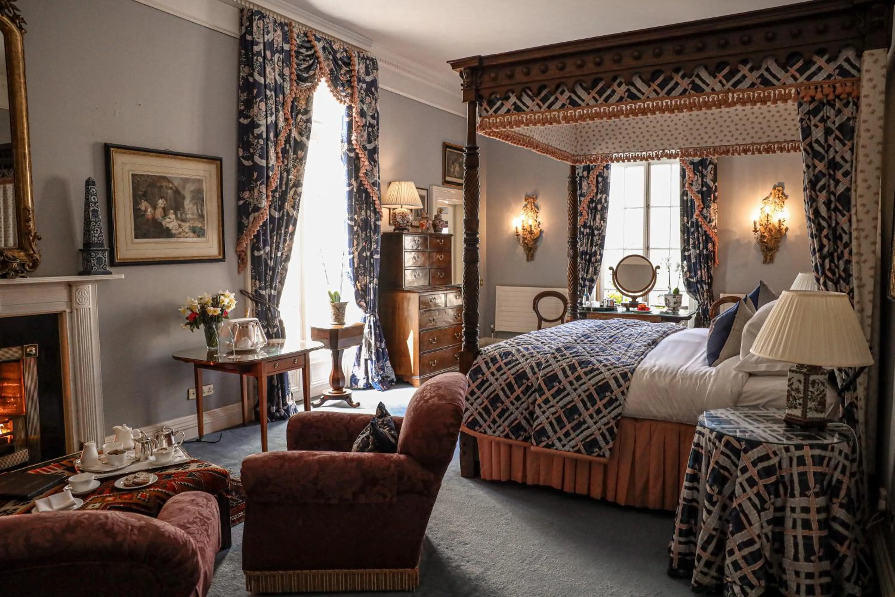Bed in Marlfield House Hotel Relais et Chateaux