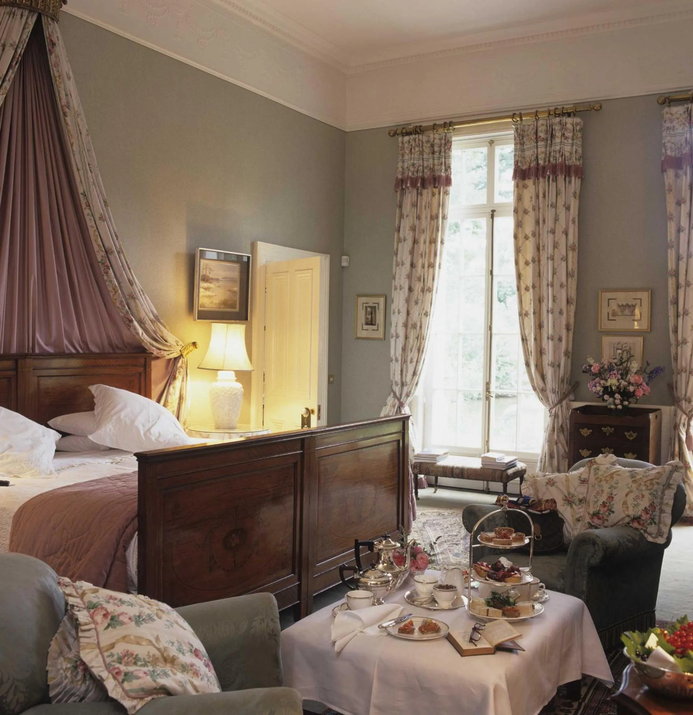 Bathroom, Bed in Marlfield House Hotel Relais et Chateaux