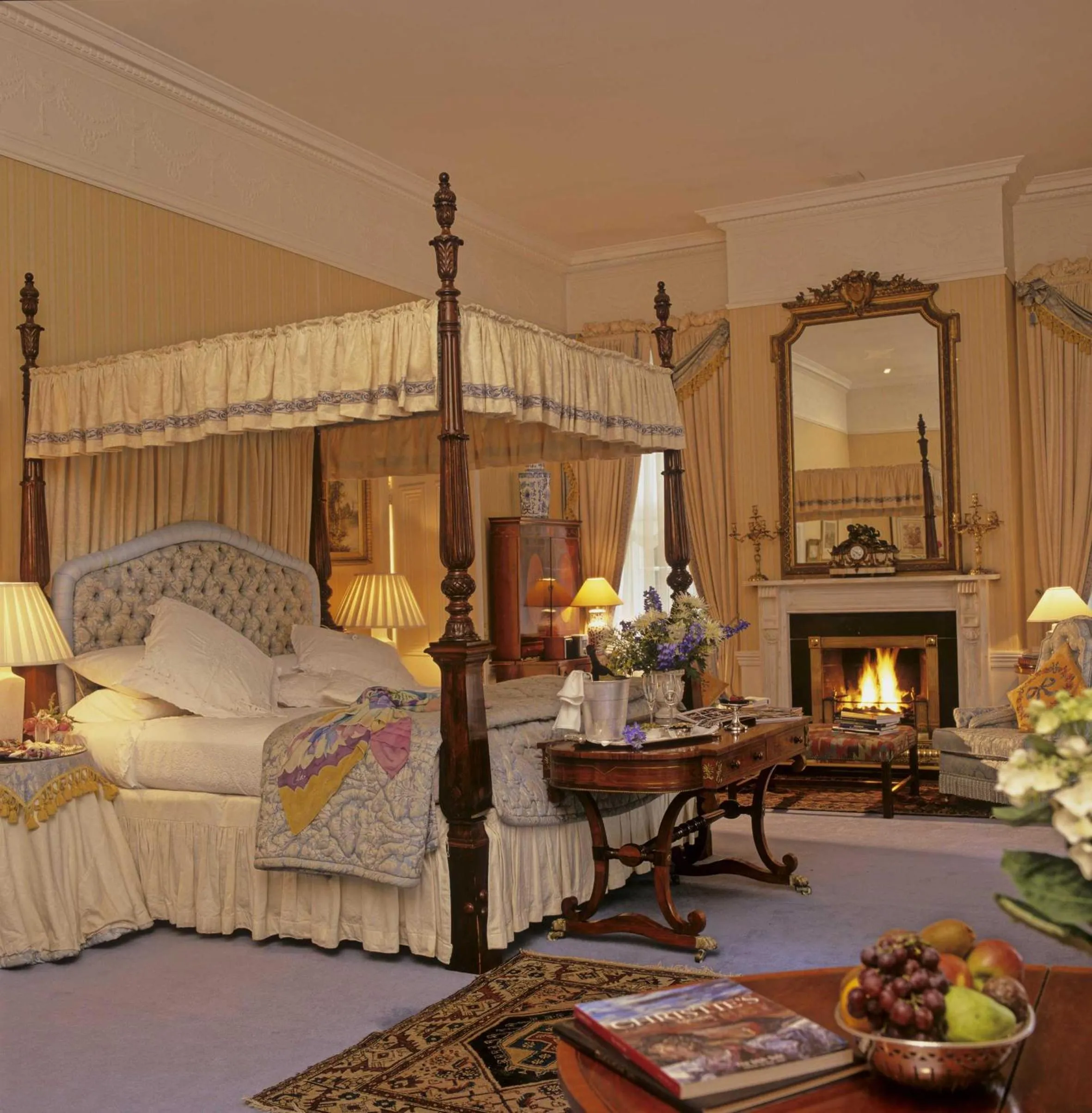 Bed in Marlfield House Hotel Relais et Chateaux