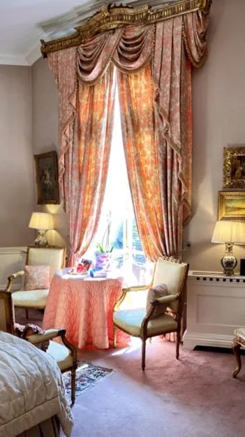 Bed in Marlfield House Hotel Relais et Chateaux