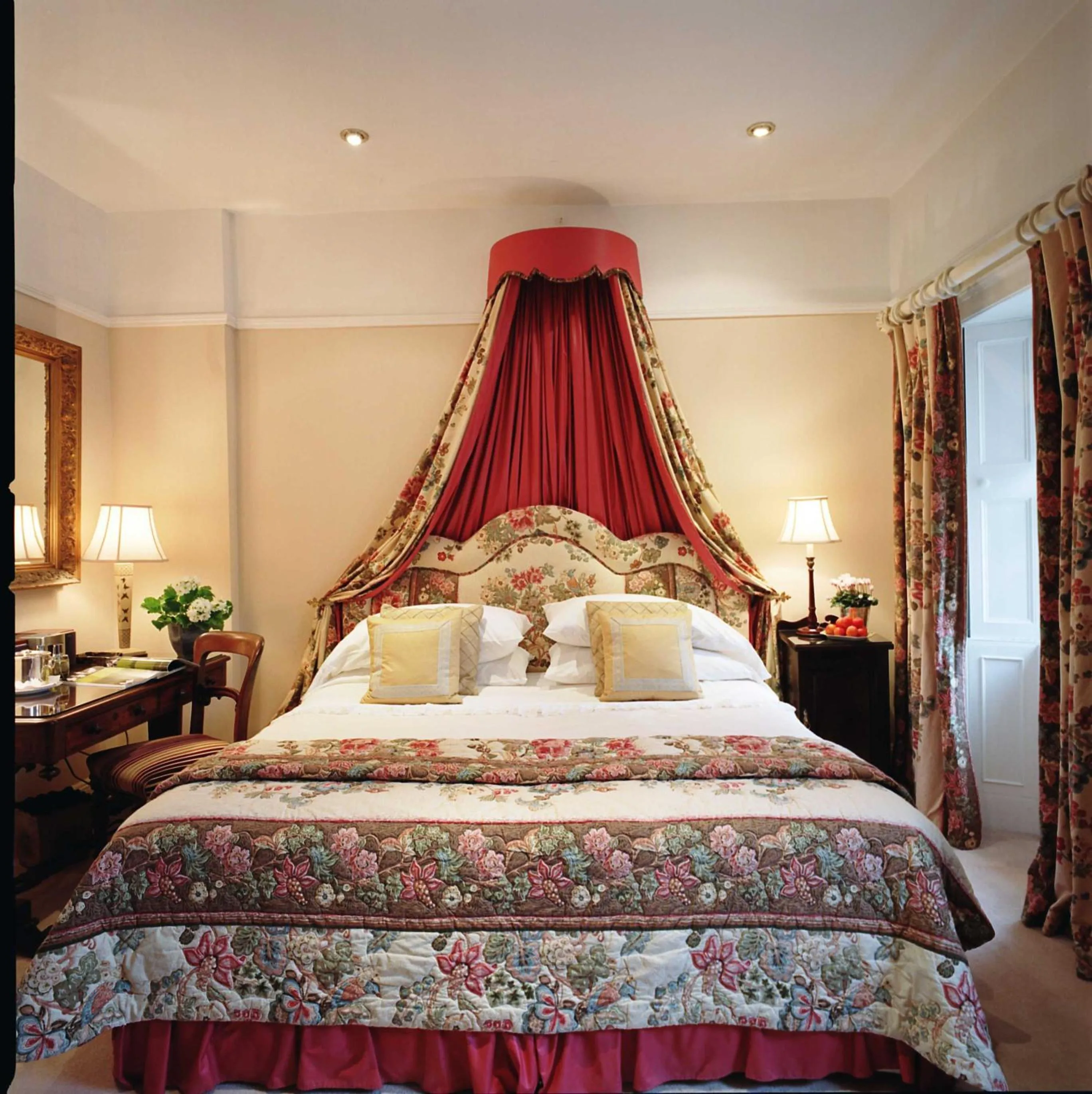 Bed in Marlfield House Hotel Relais et Chateaux