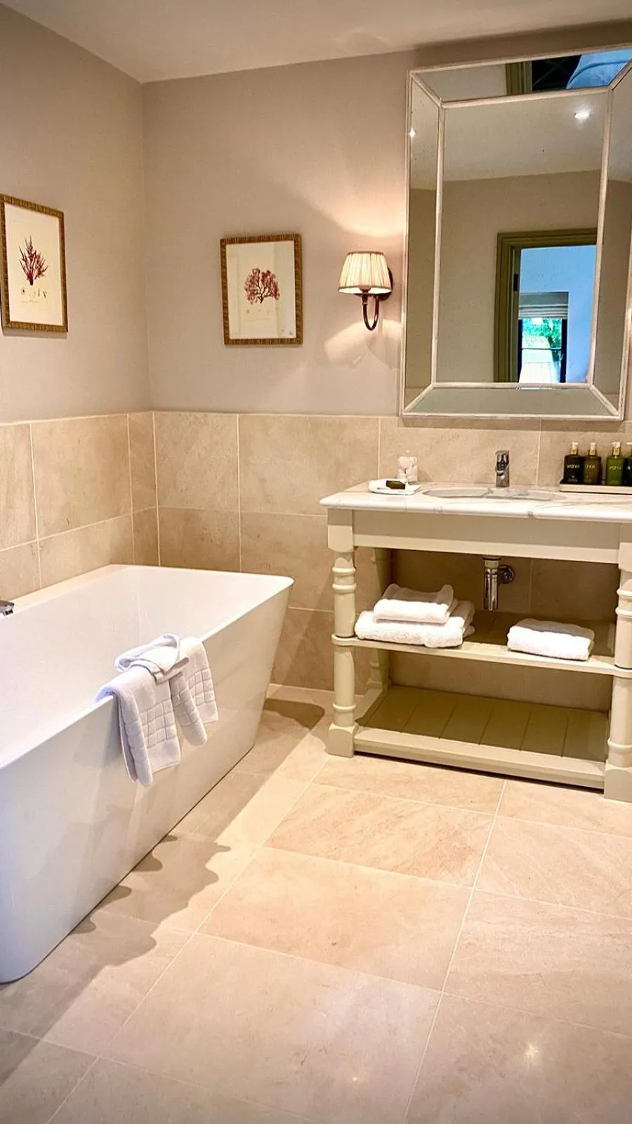 Bath in Marlfield House Hotel Relais et Chateaux