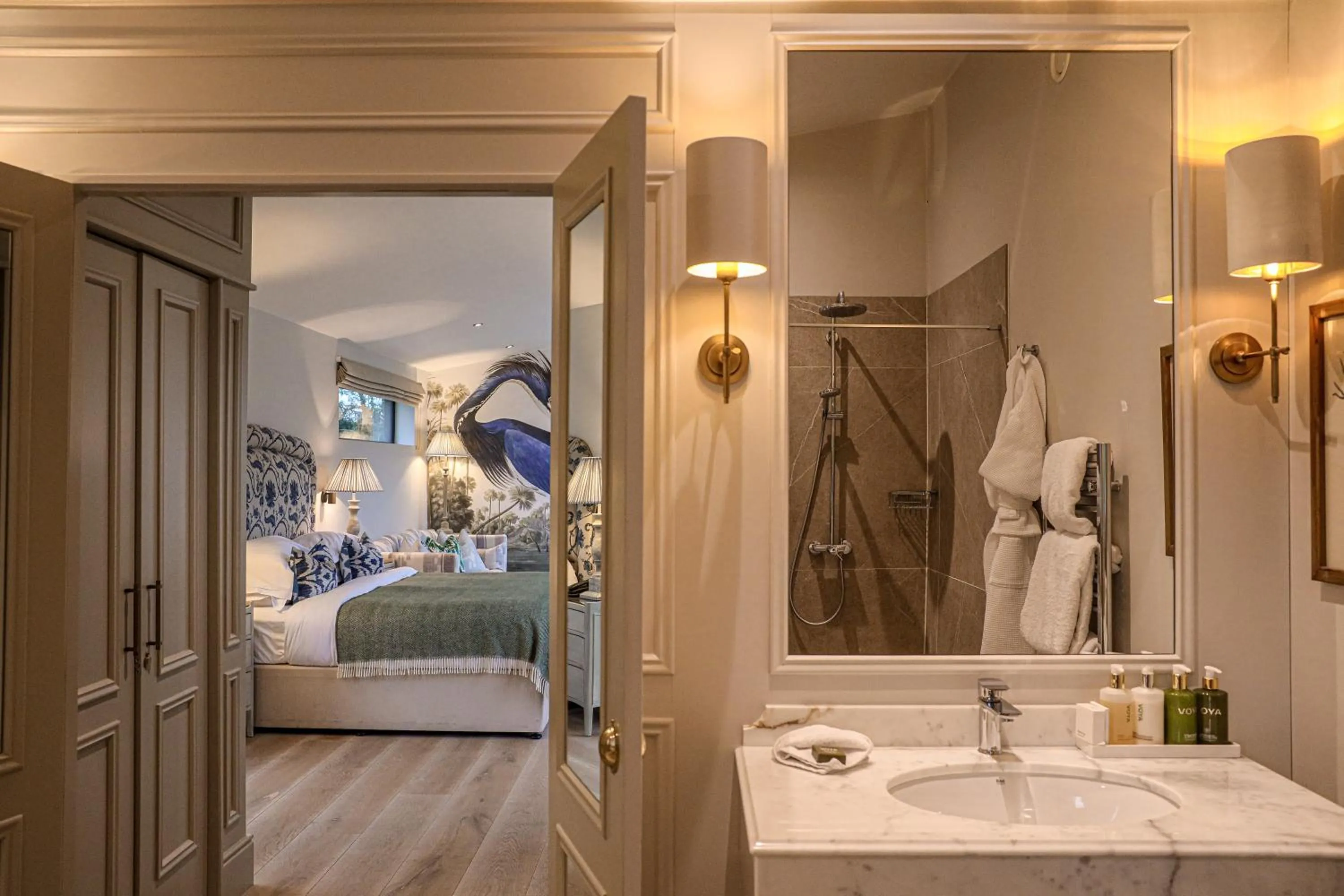 Bathroom, Bed in Marlfield House Hotel Relais et Chateaux