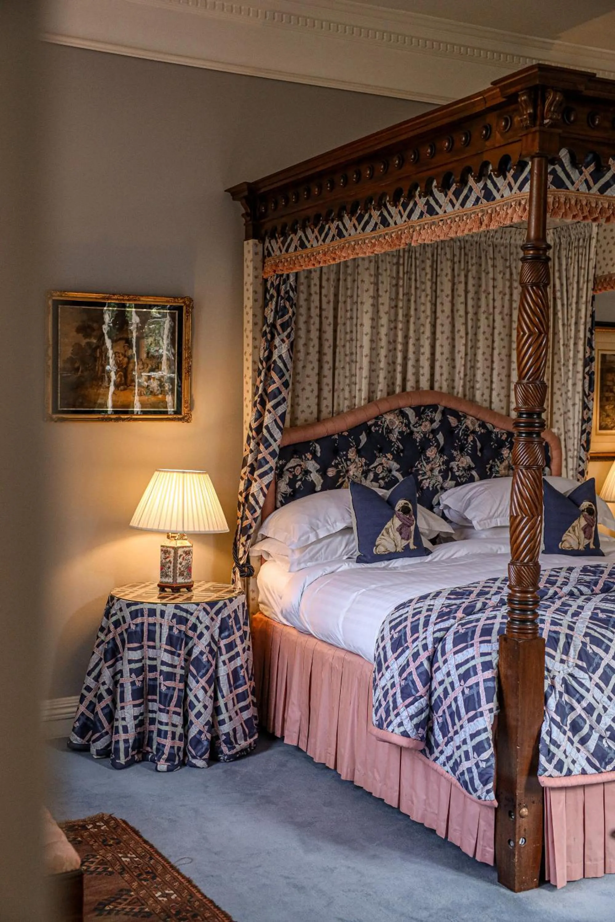 Bed in Marlfield House Hotel Relais et Chateaux