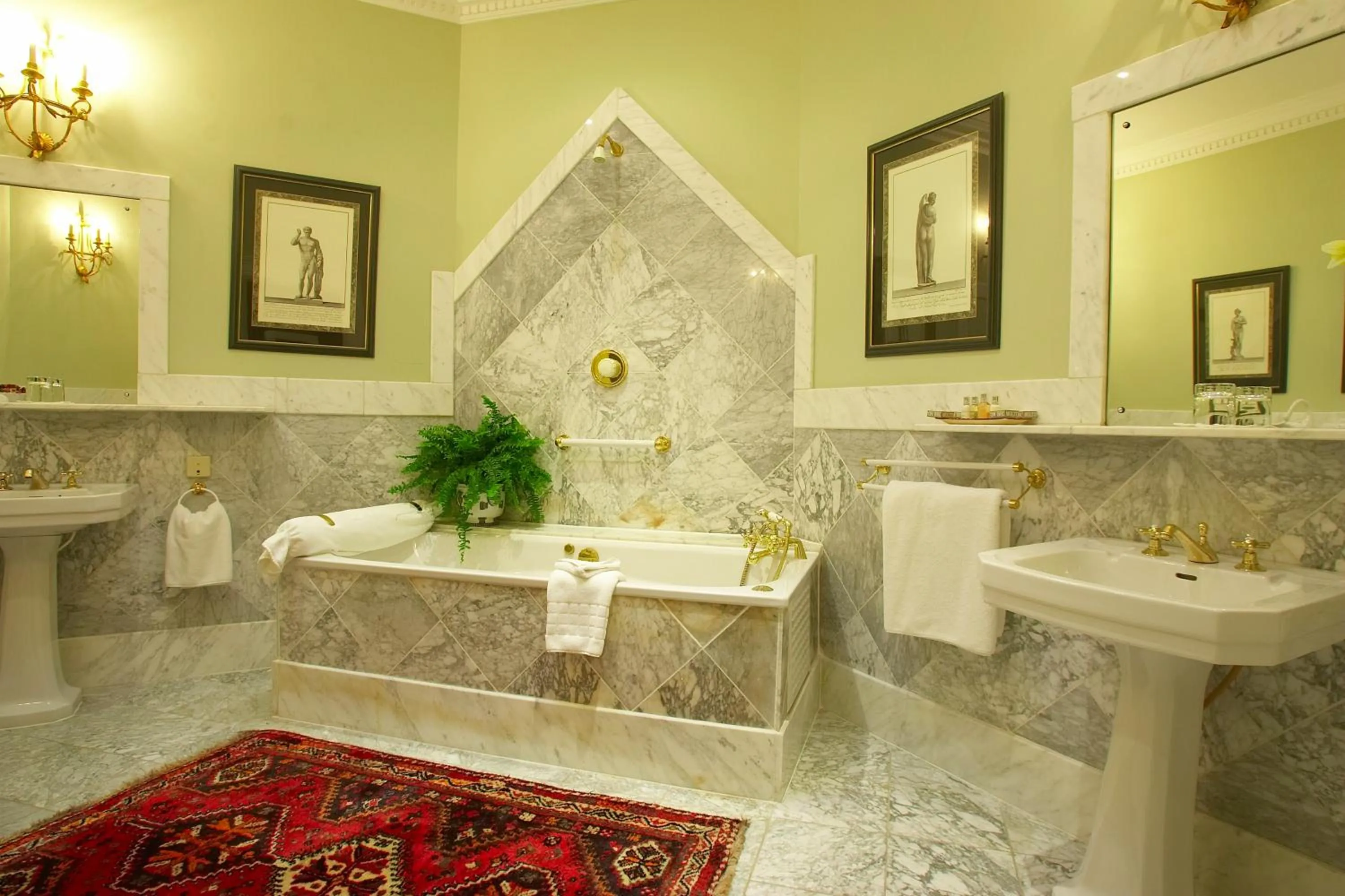 Bathroom in Marlfield House Hotel Relais et Chateaux