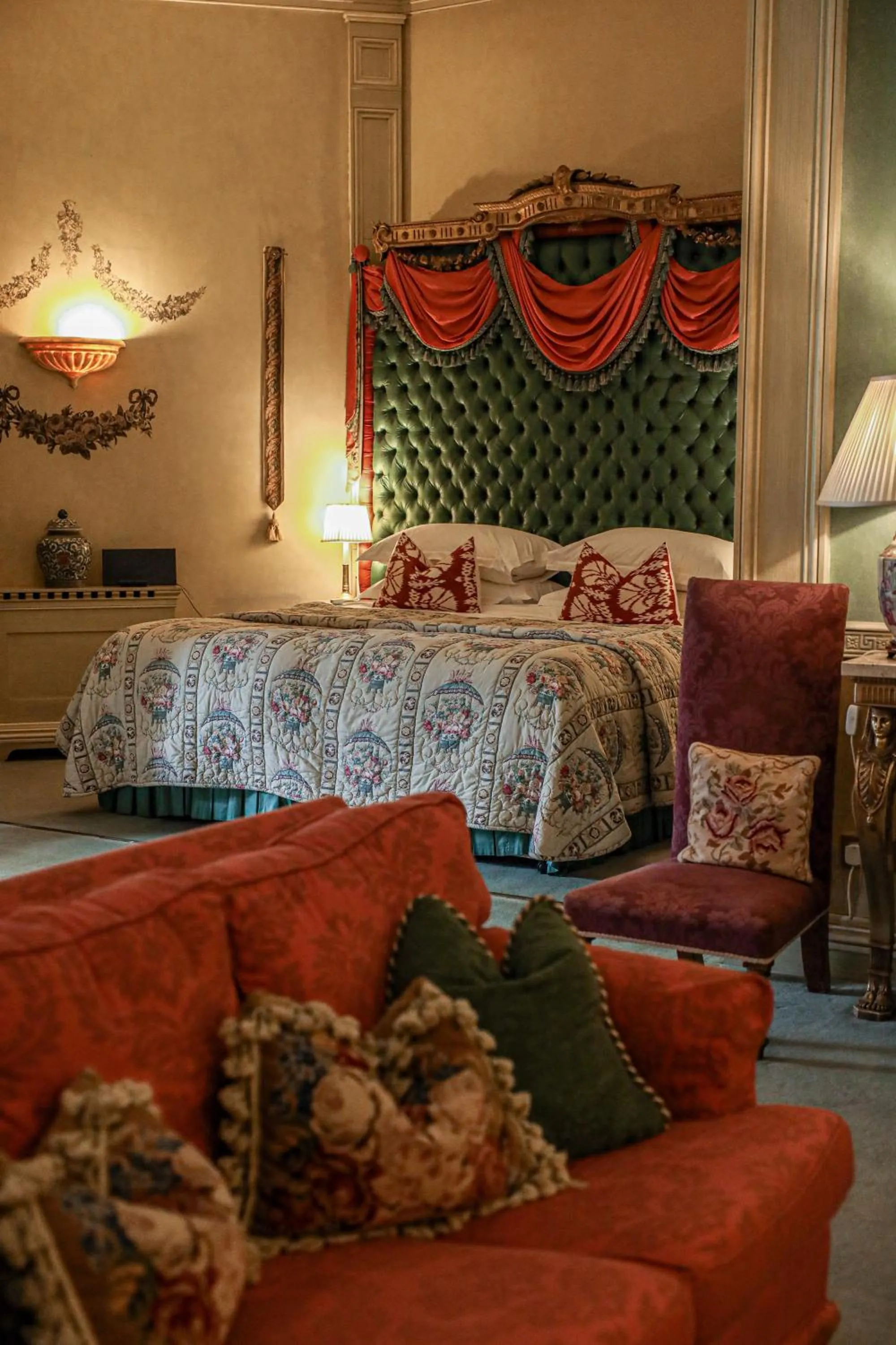 Bed in Marlfield House Hotel Relais et Chateaux
