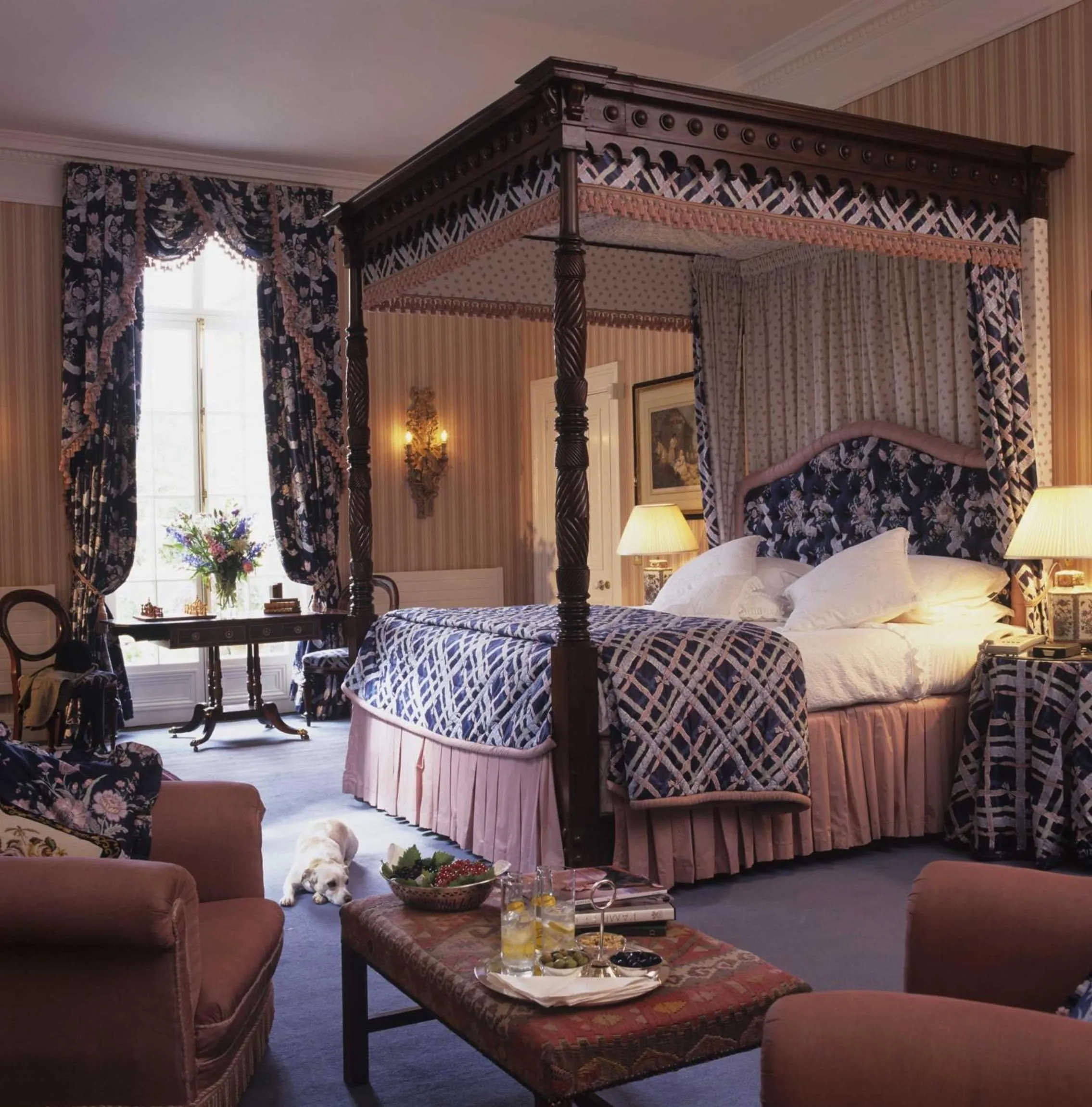 Bed in Marlfield House Hotel Relais et Chateaux