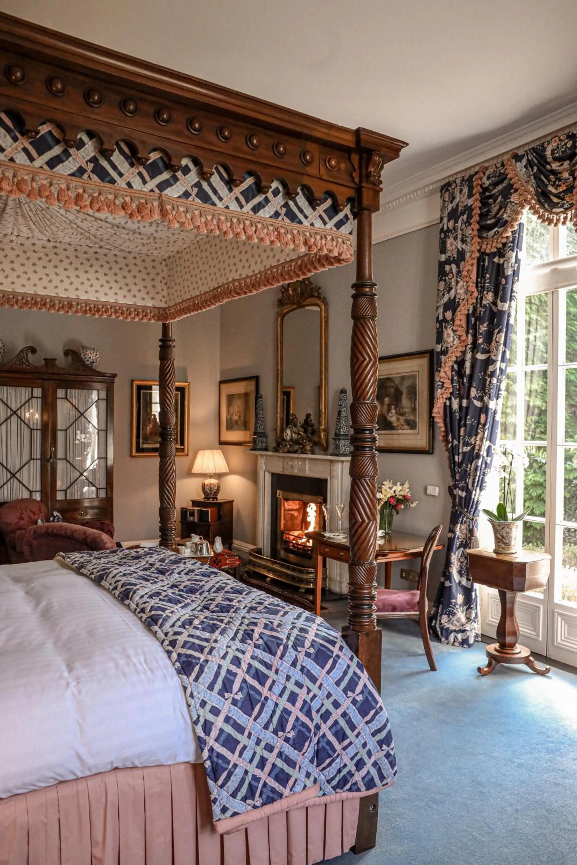 Bed in Marlfield House Hotel Relais et Chateaux