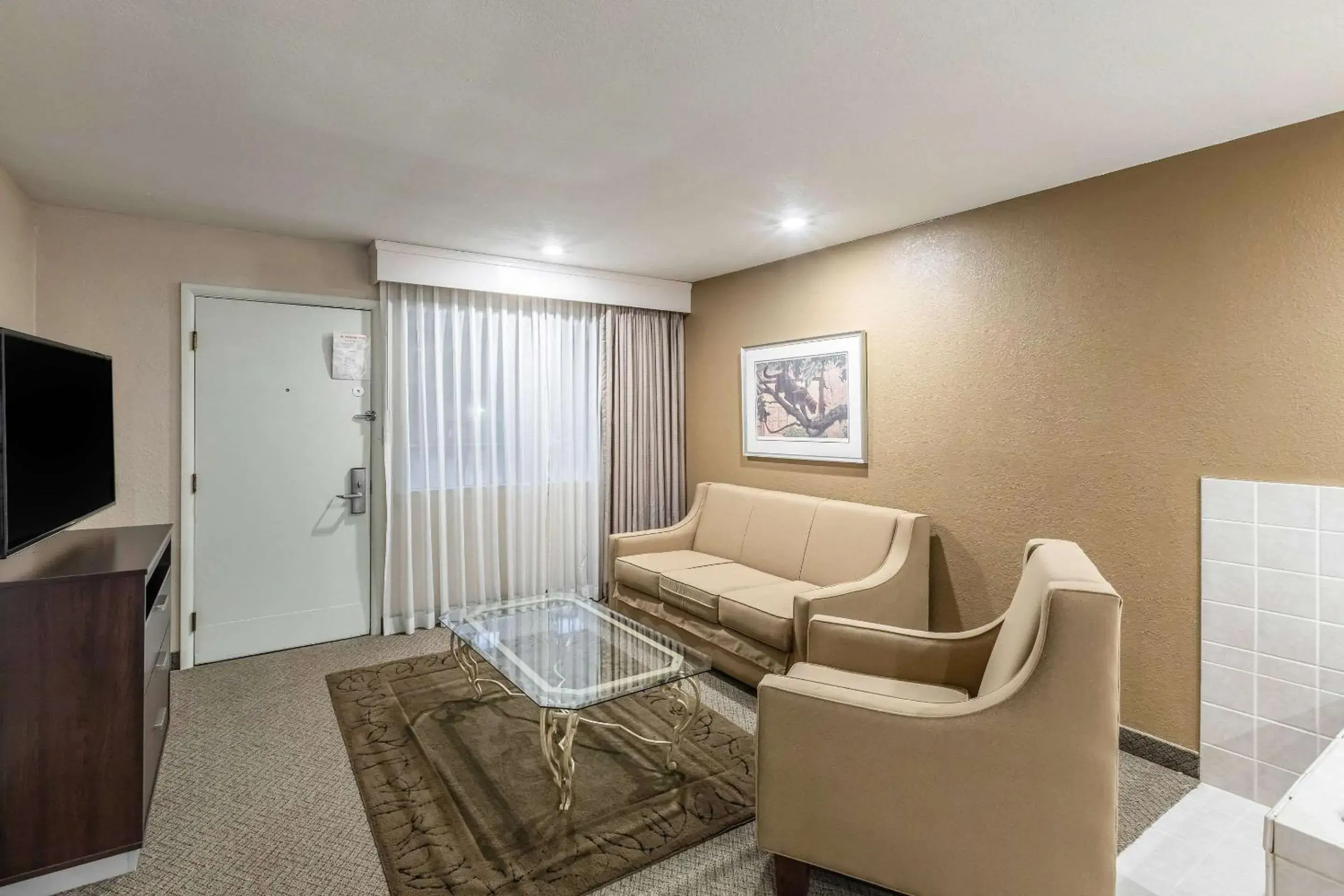 Photo of the whole room, Seating Area in Quality Inn Wausau