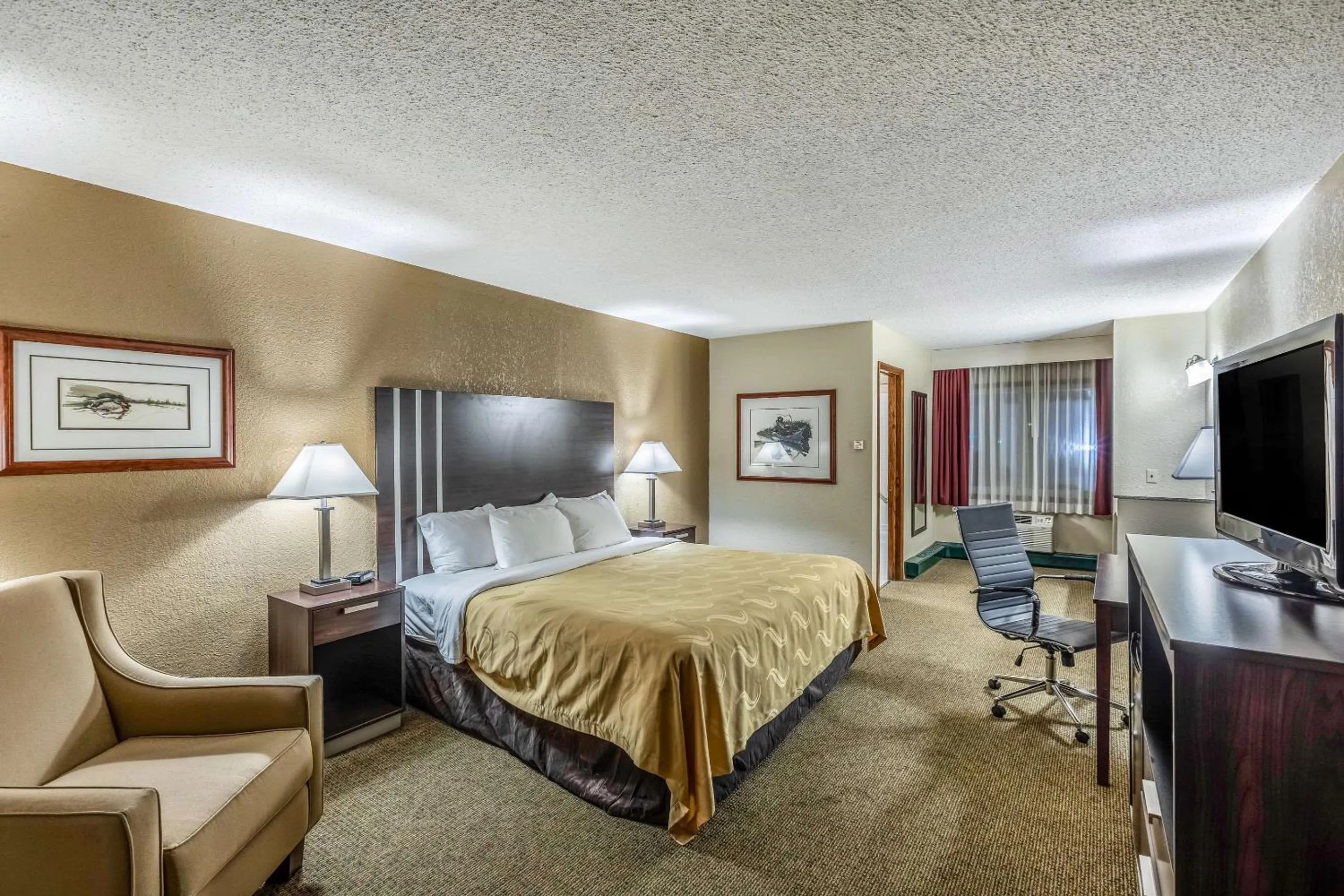 Bed in Quality Inn Wausau