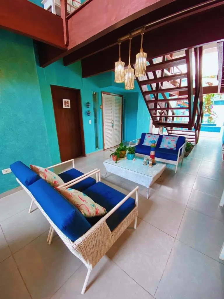 Seating area in Pousada Tô na Praia Juquehy