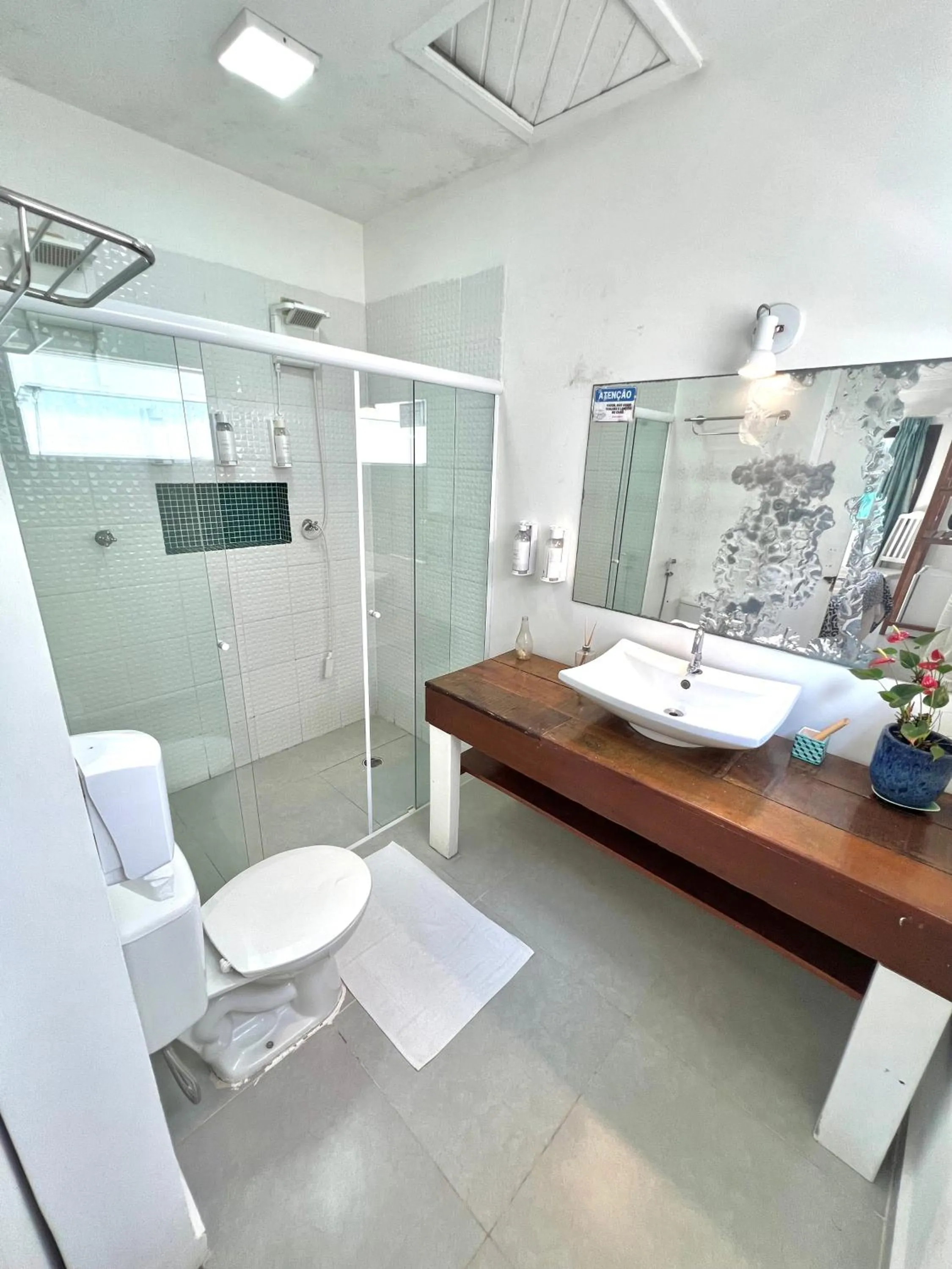 Shower in Pousada Tô na Praia Juquehy