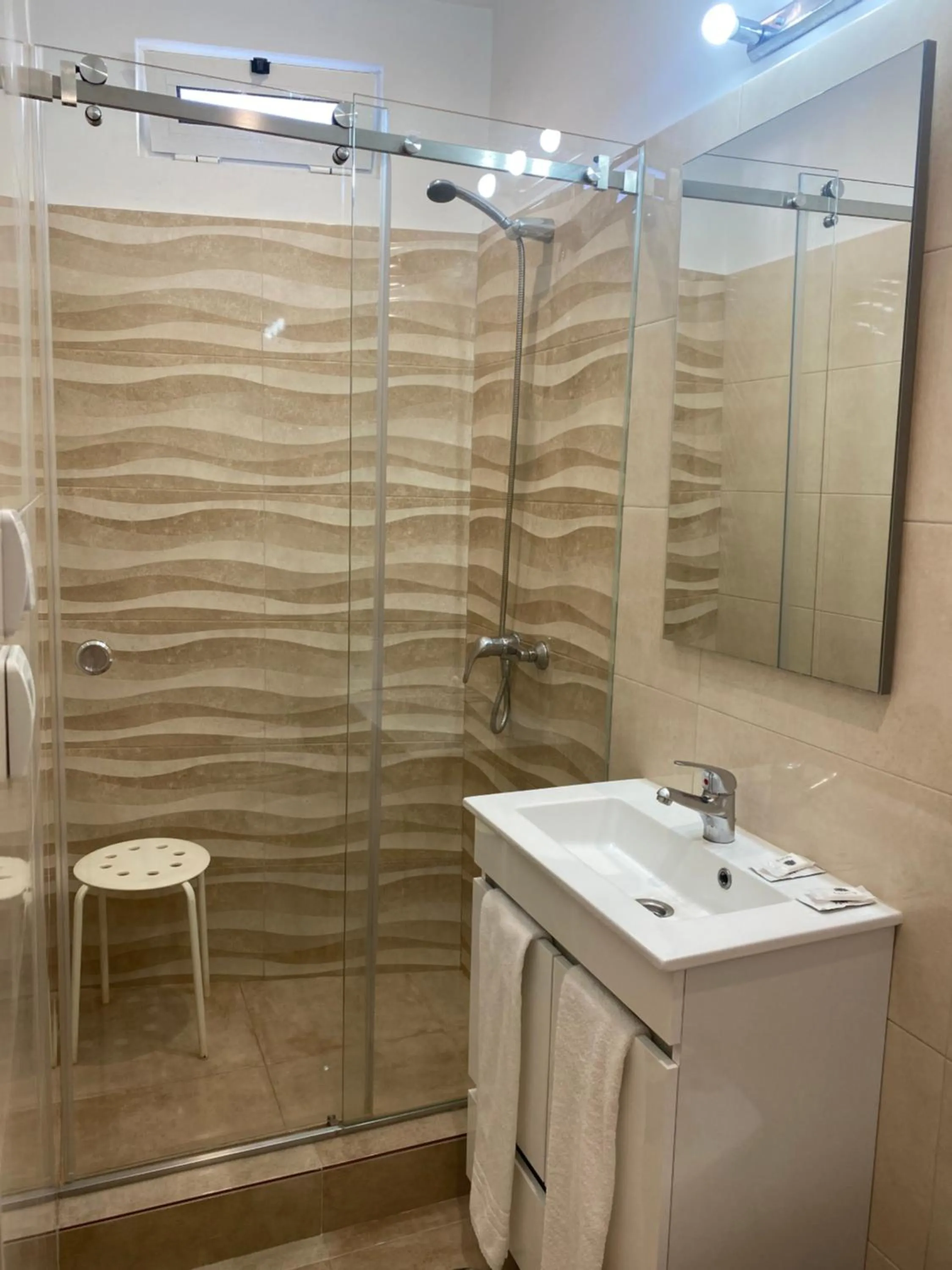 Shower in GuestHouse Marquês