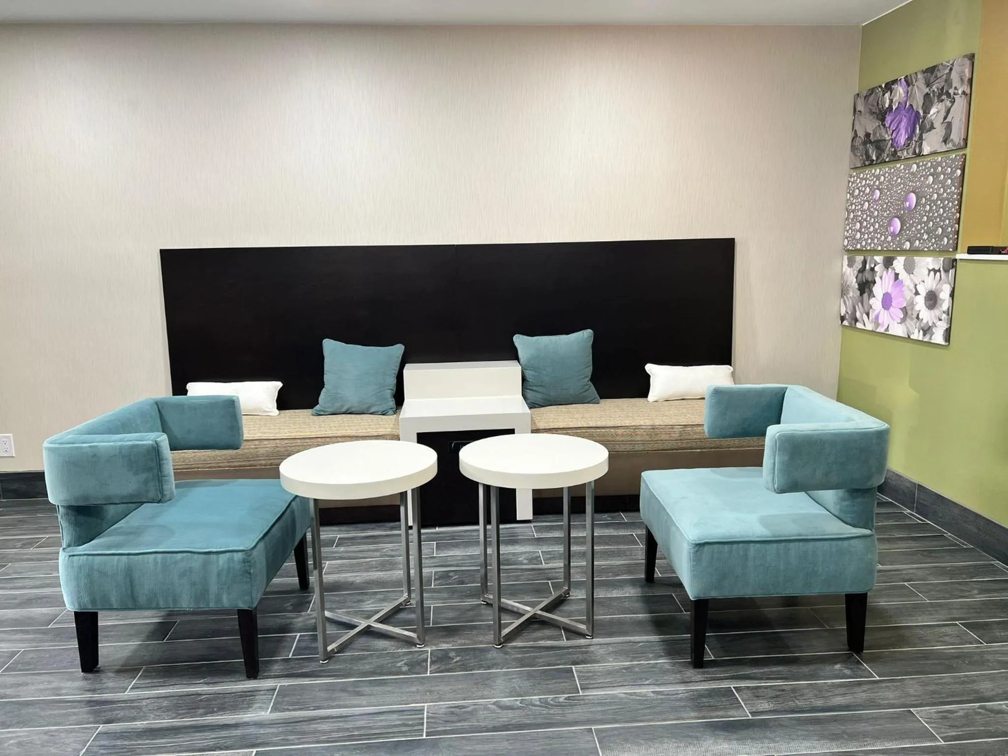 Seating area in Sleep Inn & Suites Salina I-135